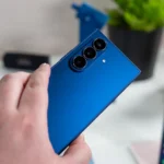 Người đang cầm Samsung Galaxy Z Fold 7 hiển thị các camera chính