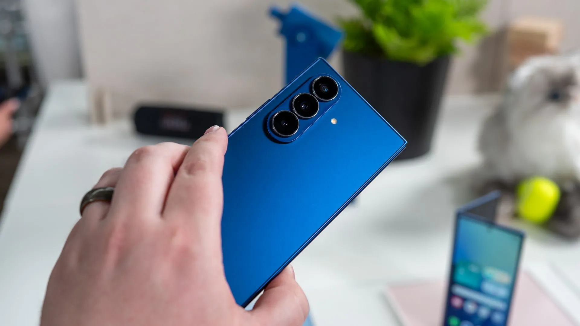 Người đang cầm Samsung Galaxy Z Fold 7 hiển thị các camera chính
