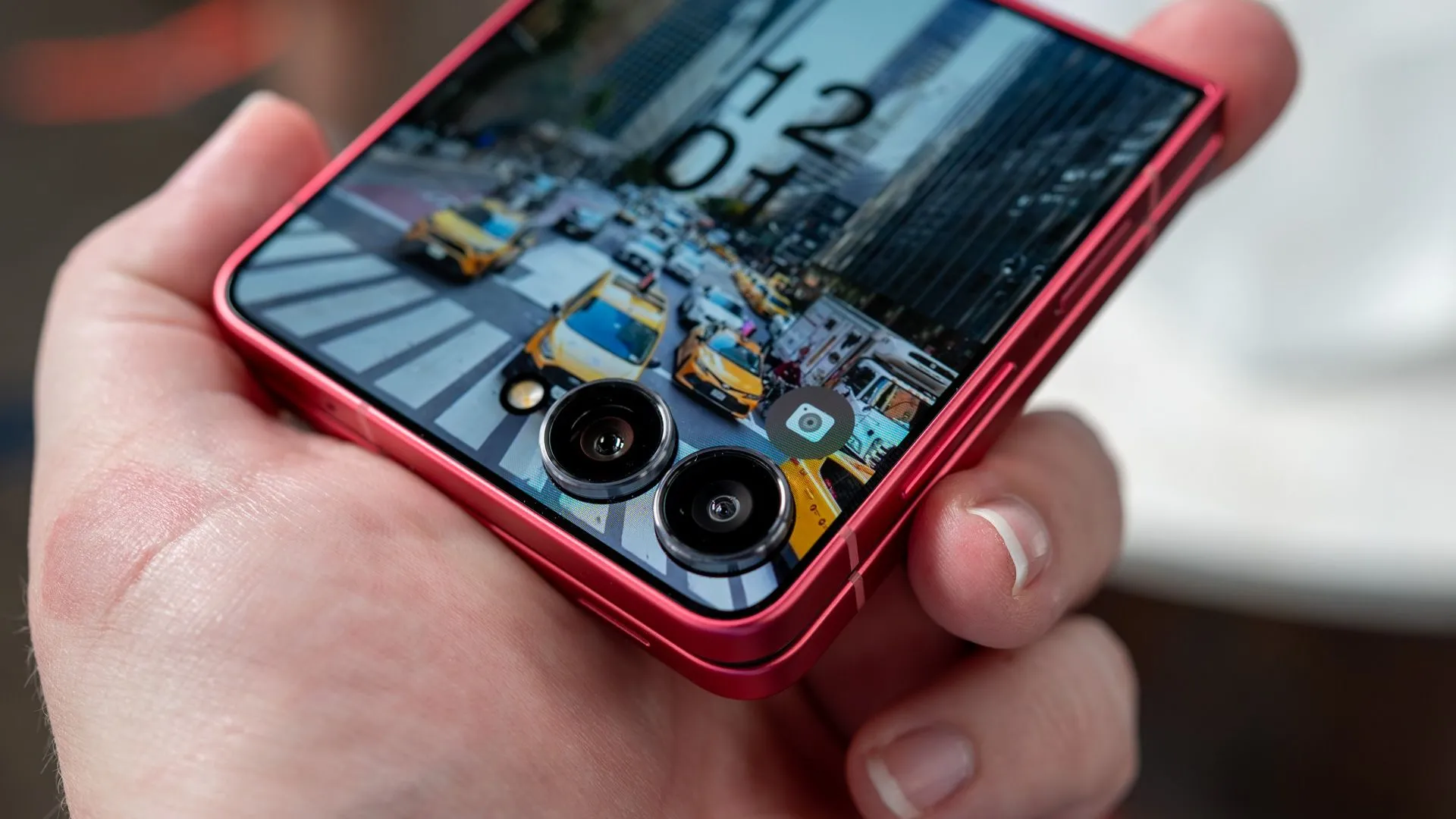 Người dùng cầm Galaxy Z Flip 7, hiển thị cụm camera chính phía sau.