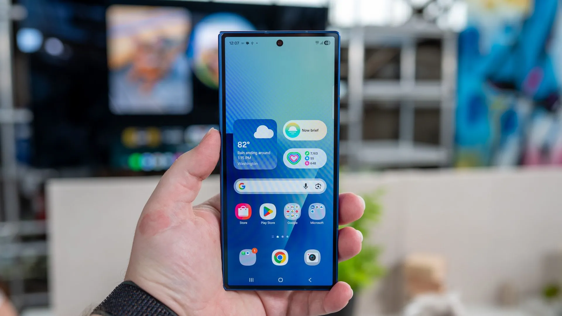 Người dùng cầm Galaxy Z Fold 7 hiển thị màn hình phụ