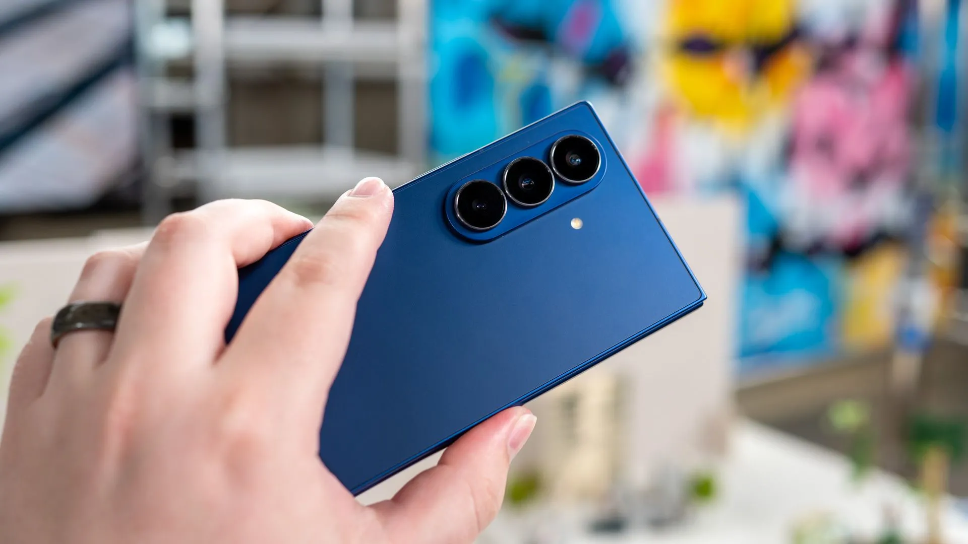 Người dùng cầm Galaxy Z Fold 7 mở ra hiển thị cụm camera sau