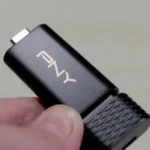 Người dùng cầm USB PNY PRO Elite V3 cho thấy kích thước nhỏ gọn và lớp vỏ kim loại bền bỉ.