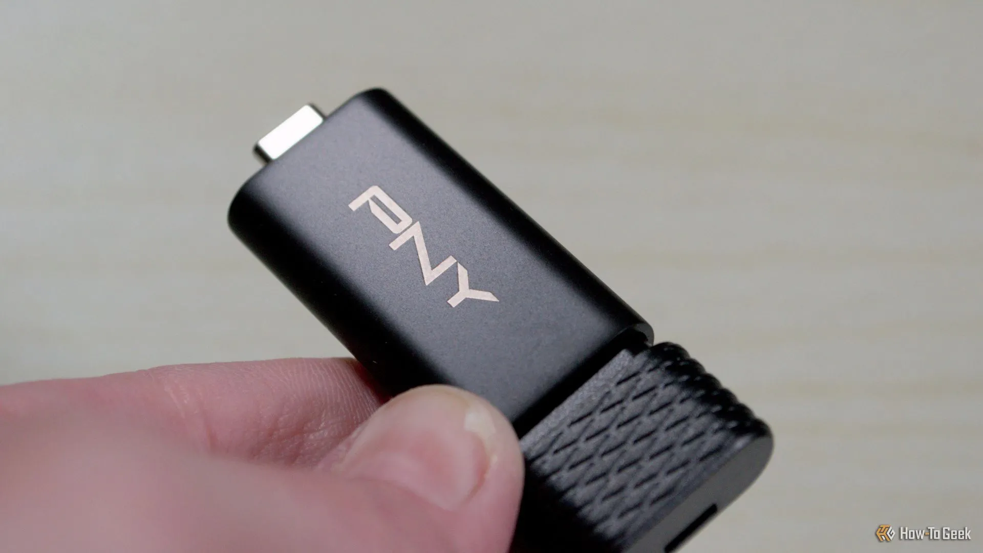 Người dùng cầm USB PNY PRO Elite V3 cho thấy kích thước nhỏ gọn và lớp vỏ kim loại bền bỉ.