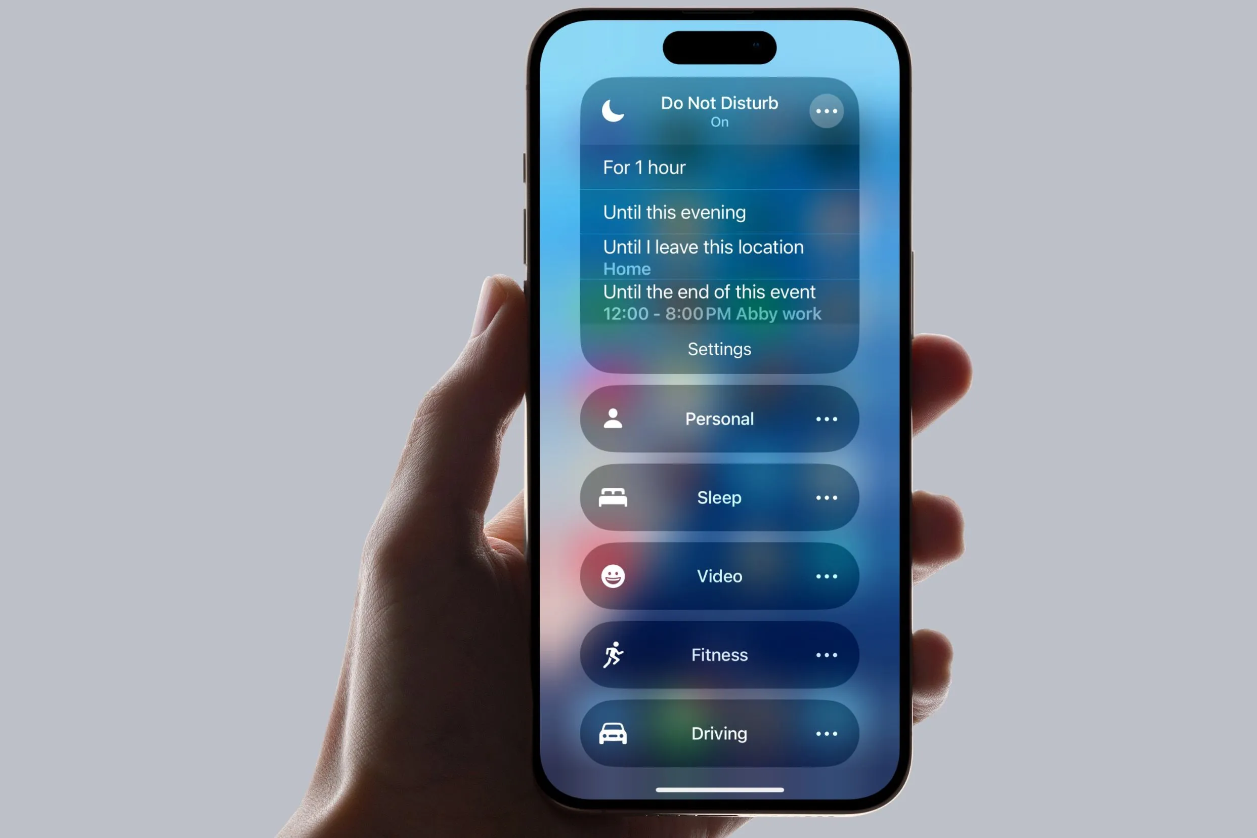Người dùng đang cầm iPhone hiển thị các chế độ tập trung và cài đặt không làm phiền