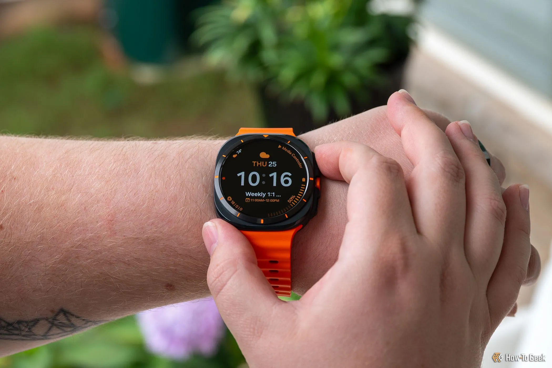 Người dùng đang đeo và thao tác trên đồng hồ thông minh Samsung Galaxy Watch Ultra