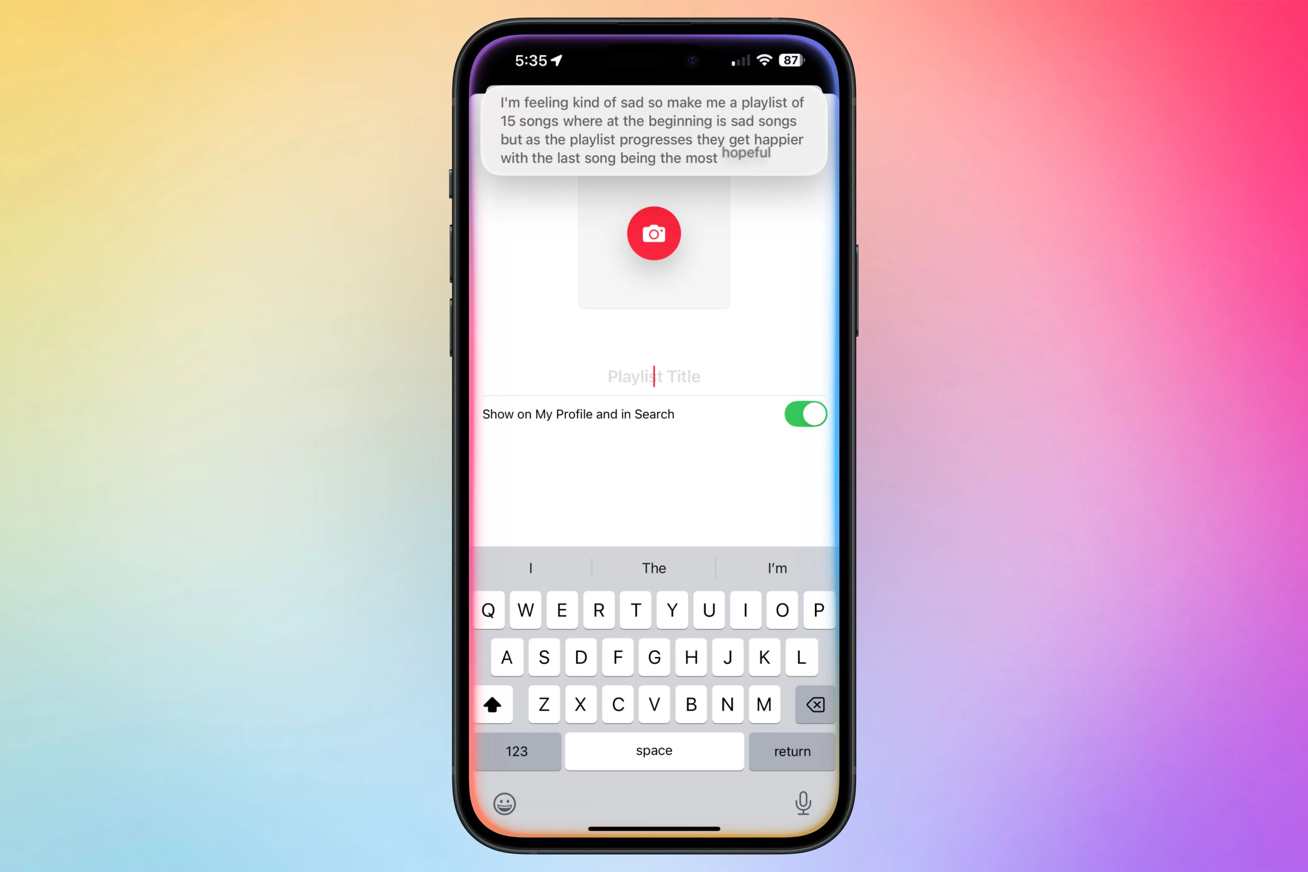 Người dùng đang sử dụng Siri để ra lệnh tạo danh sách phát nhạc bằng Apple Intelligence trên iPhone, thể hiện khả năng cá nhân hóa cao.