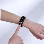 Người dùng đặt ngón tay lên cảm biến đo sức khỏe trên vòng đeo tay ASUS VivoWatch 6 AERO