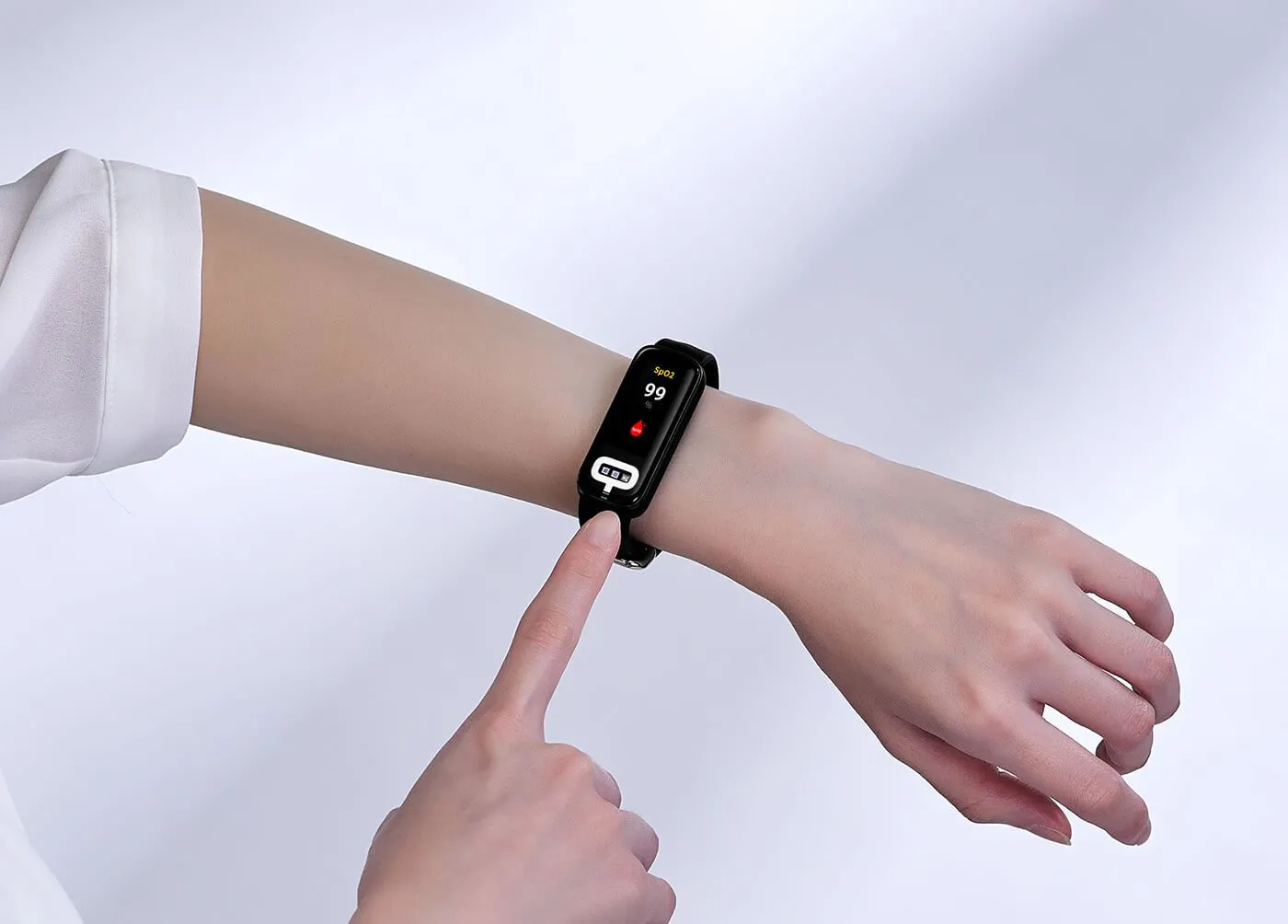 Người dùng đặt ngón tay lên cảm biến đo sức khỏe trên vòng đeo tay ASUS VivoWatch 6 AERO