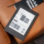 Người dùng đọc sách trên thiết bị Kindle với màn hình e-ink