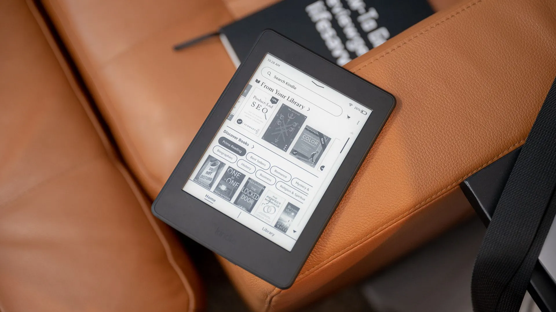 Người dùng đọc sách trên thiết bị Kindle với màn hình e-ink