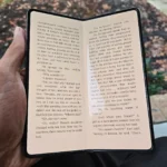 Người dùng đọc truyện tranh hoặc sách điện tử trên màn hình gập của Galaxy Z Fold 5, tận hưởng trải nghiệm giải trí sống động.
