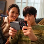 Người dùng sử dụng điện thoại và sạc dự phòng từ tính OnePlus, minh họa sự gắn bó với thiết bị di động