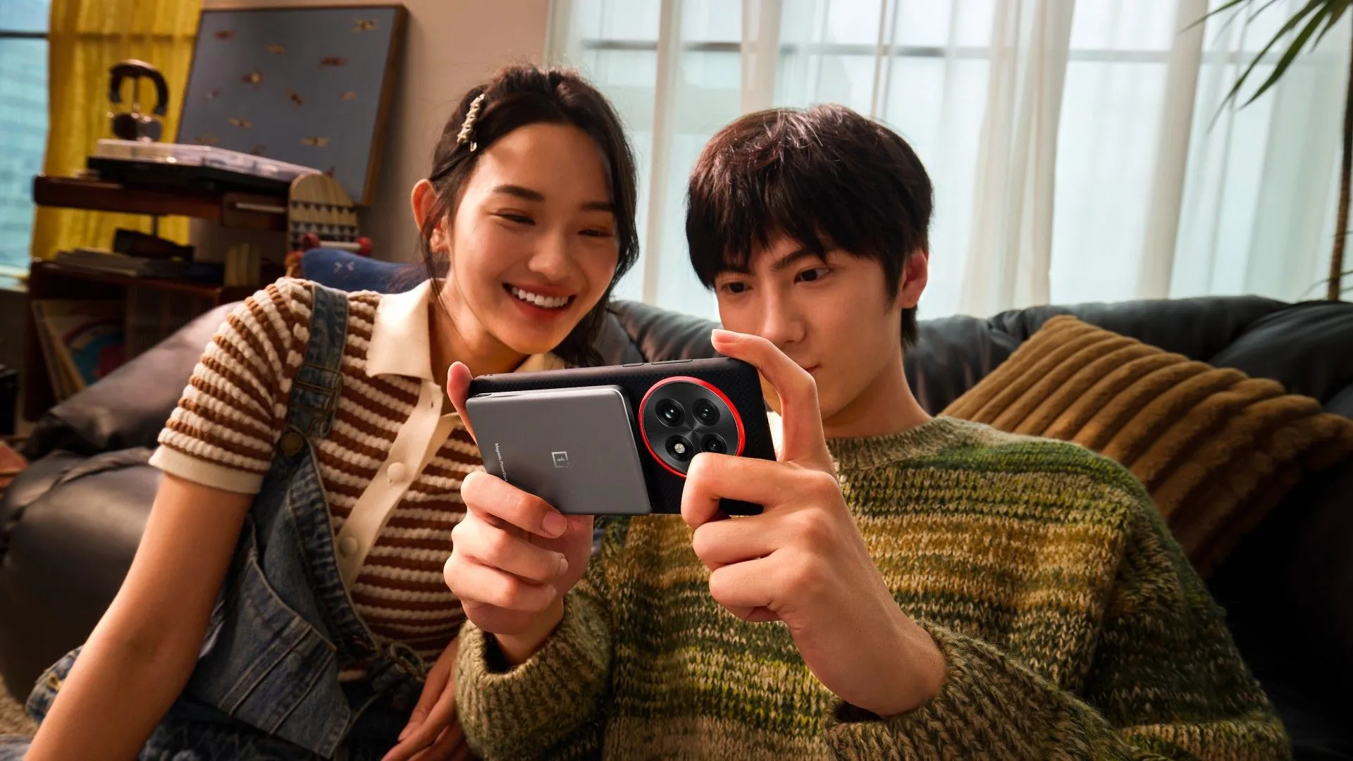 Người dùng sử dụng điện thoại và sạc dự phòng từ tính OnePlus, minh họa sự gắn bó với thiết bị di động
