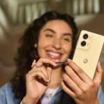 Người phụ nữ trải nghiệm Moto G Stylus 5G 2024 với bút cảm ứng