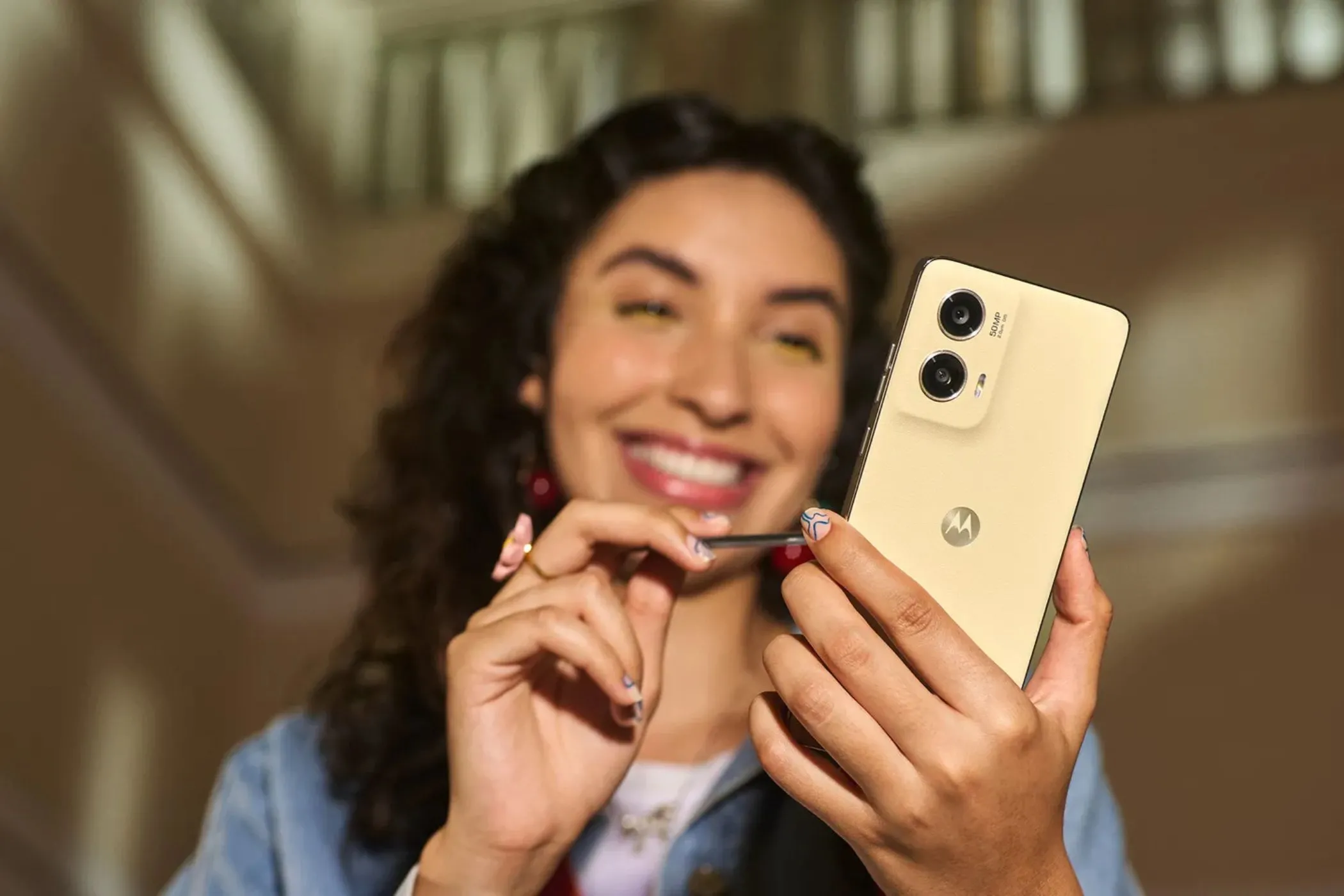Người phụ nữ trải nghiệm Moto G Stylus 5G 2024 với bút cảm ứng