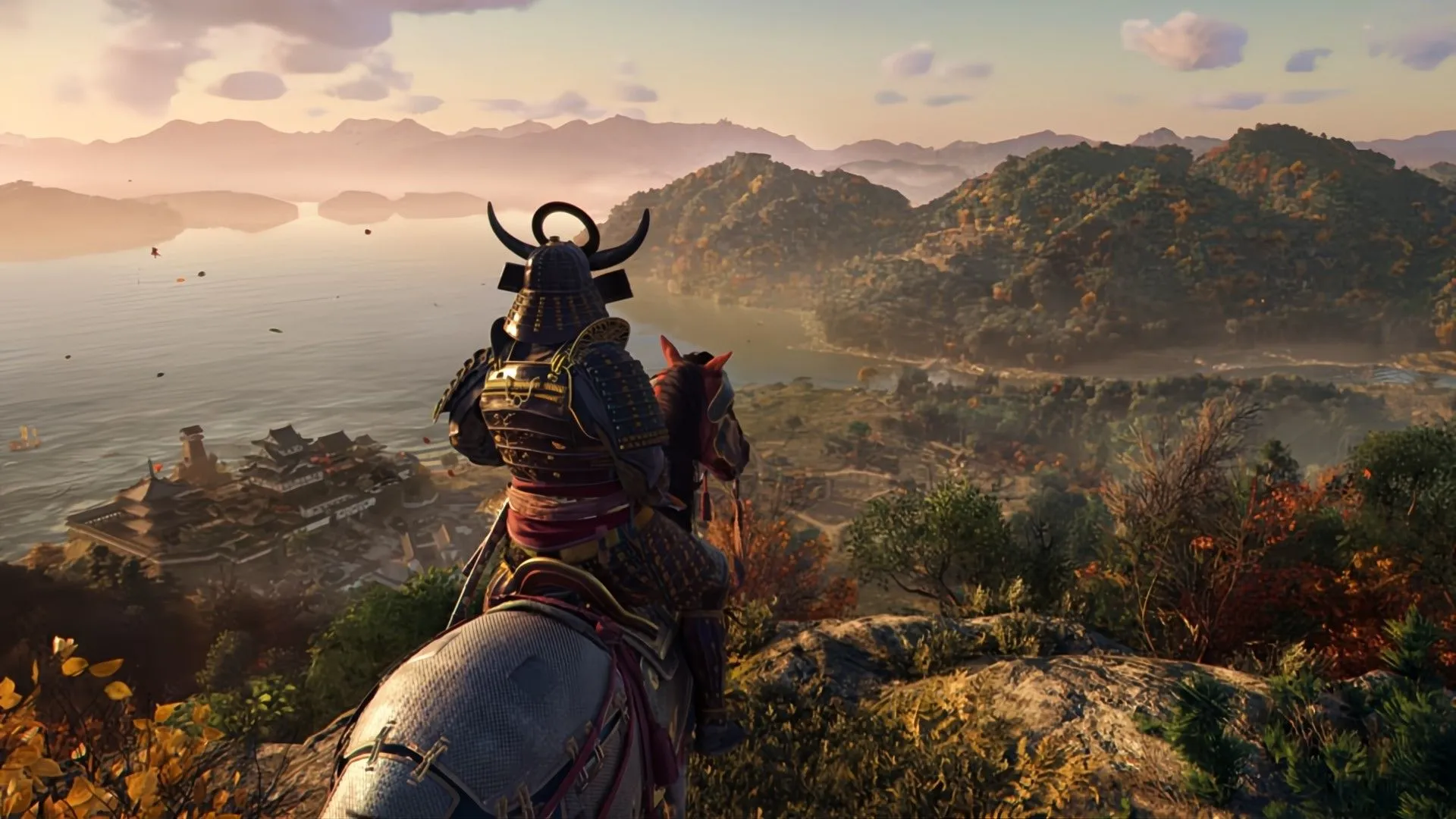 Nhân vật Samurai trong Assassin's Creed Shadows nhìn xuống thành phố từ vách đá