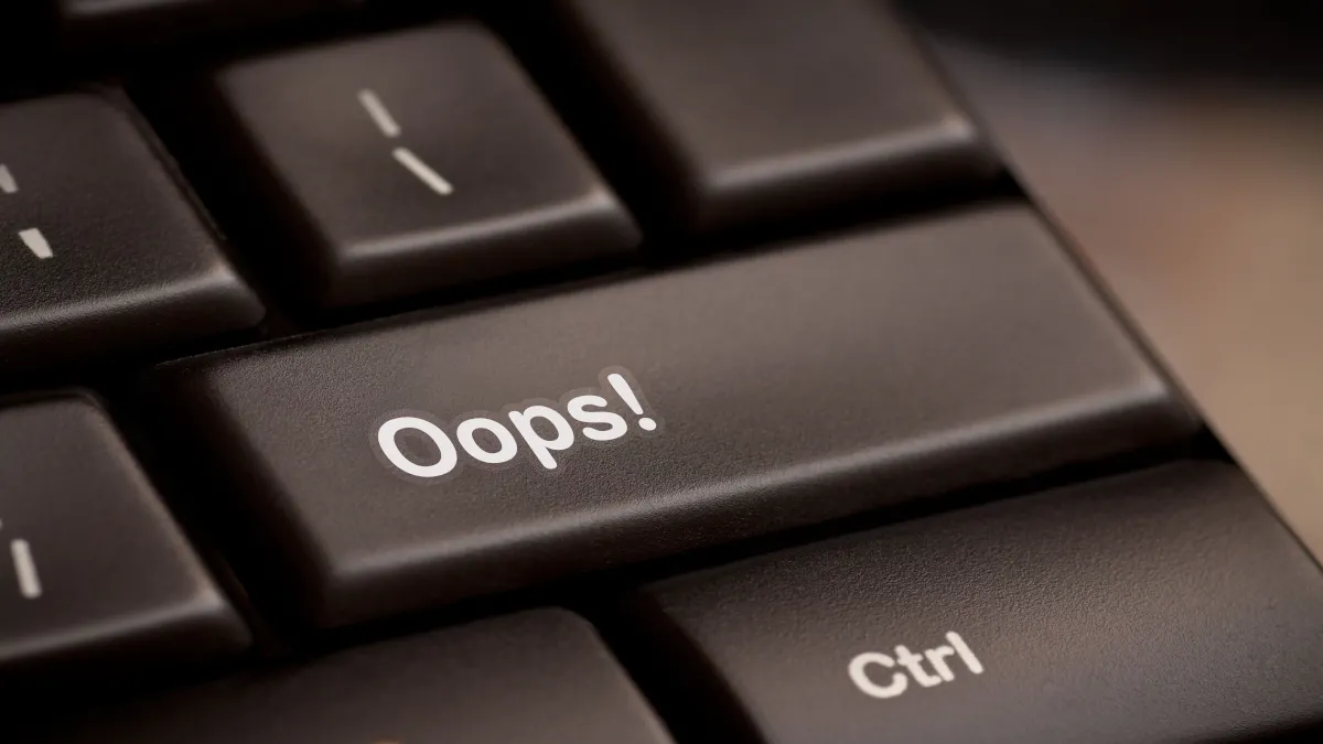 Nút &quot;Oops!&quot; trên bàn phím, tượng trưng cho những sai sót khi gõ lệnh Terminal và khả năng khắc phục.