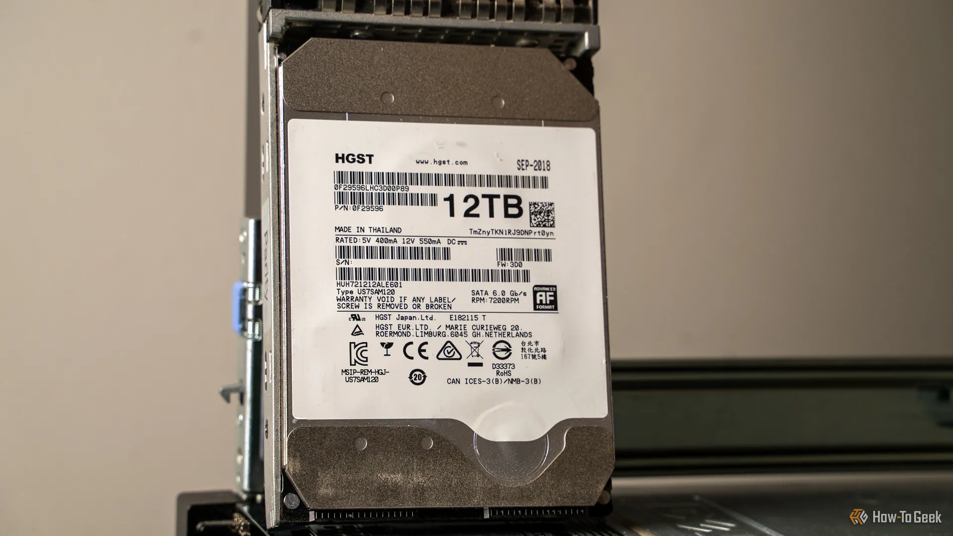 Ổ cứng HGST 12TB Helium, đại diện cho dung lượng lưu trữ lớn trên NAS của tác giả