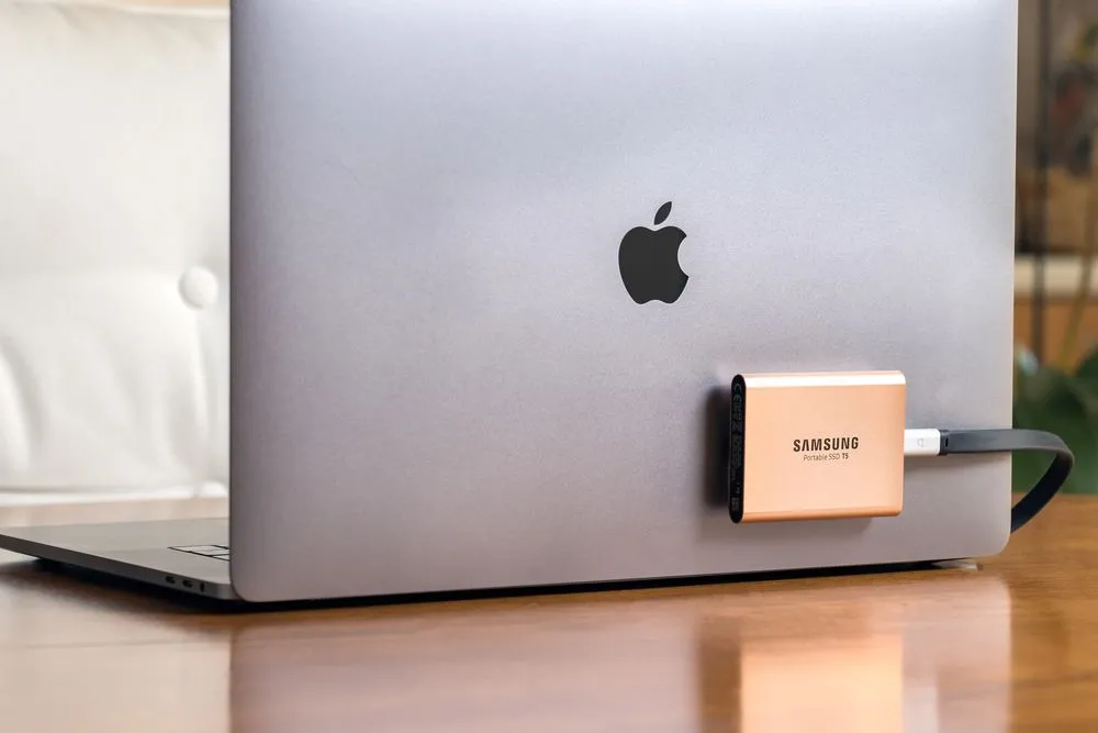 Ổ cứng SSD di động Samsung T5 kết nối với MacBook Pro bằng băng dính Velcro