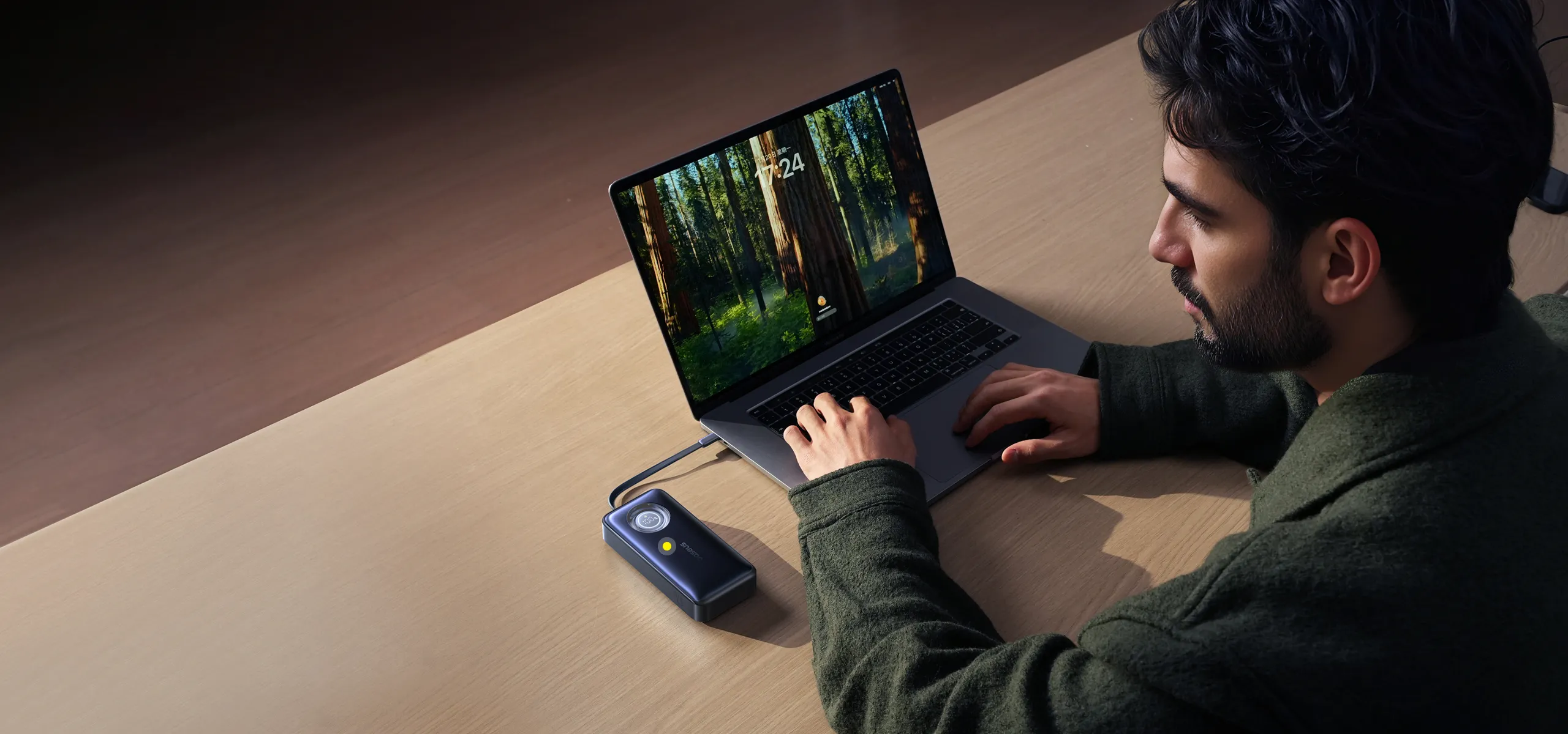 Pin dự phòng Baseus EnerCore CR11 sạc nhanh cho laptop qua cáp USB-C rút gọn.