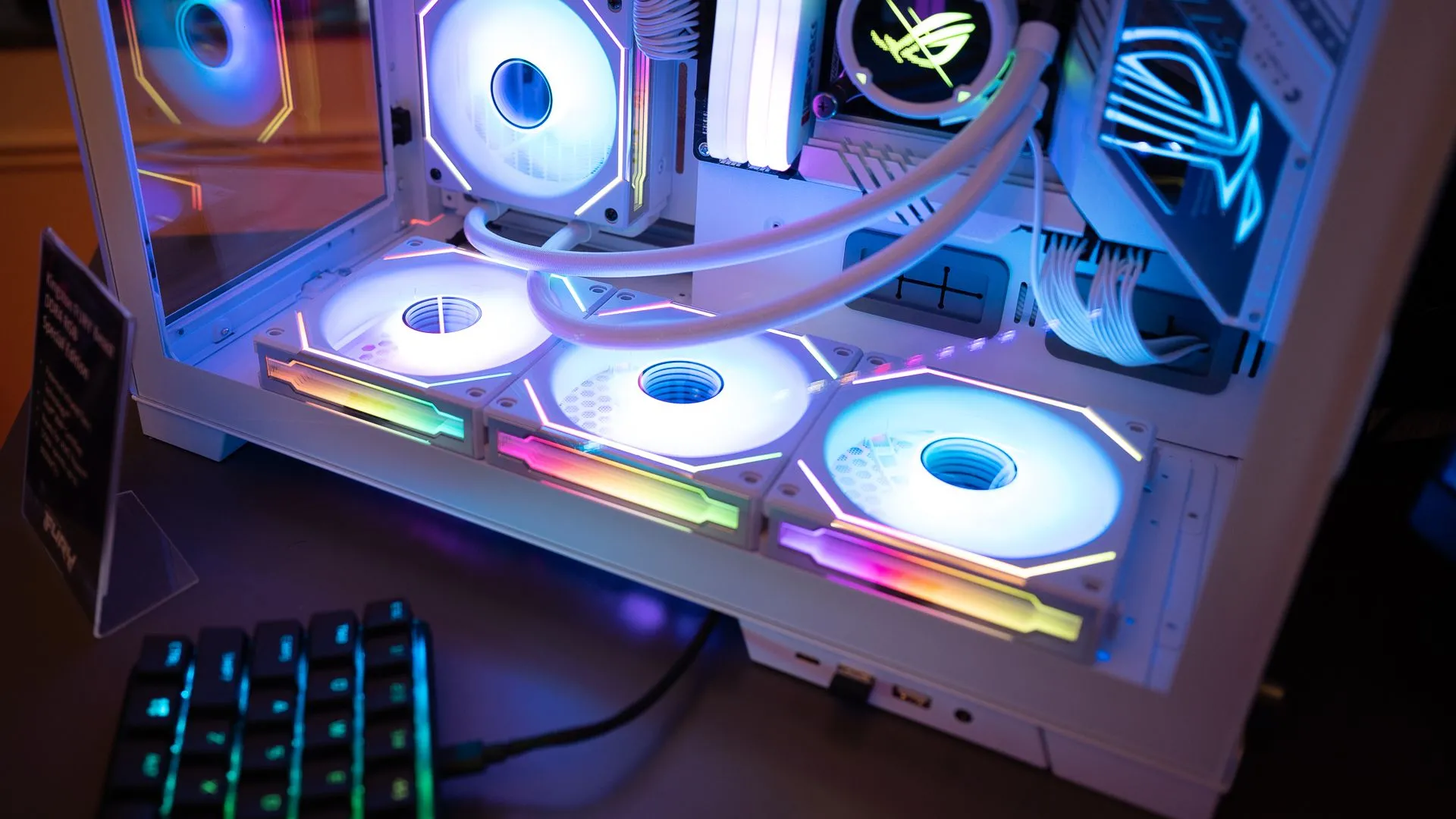 Quạt tản nhiệt RGB bên trong vỏ máy tính chơi game, minh họa khả năng cá nhân hóa PC.