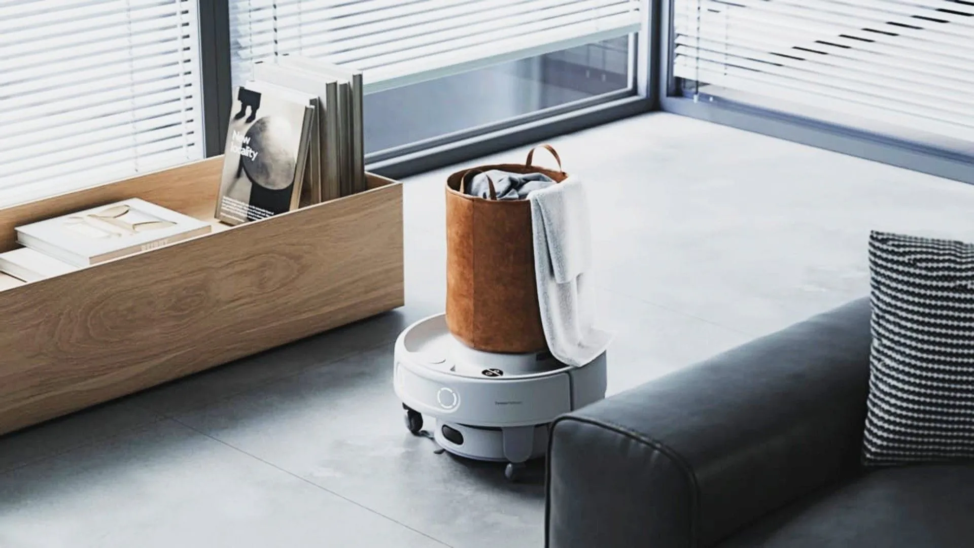 Robot hút bụi SwitchBot đang hoạt động trong một căn phòng gia đình