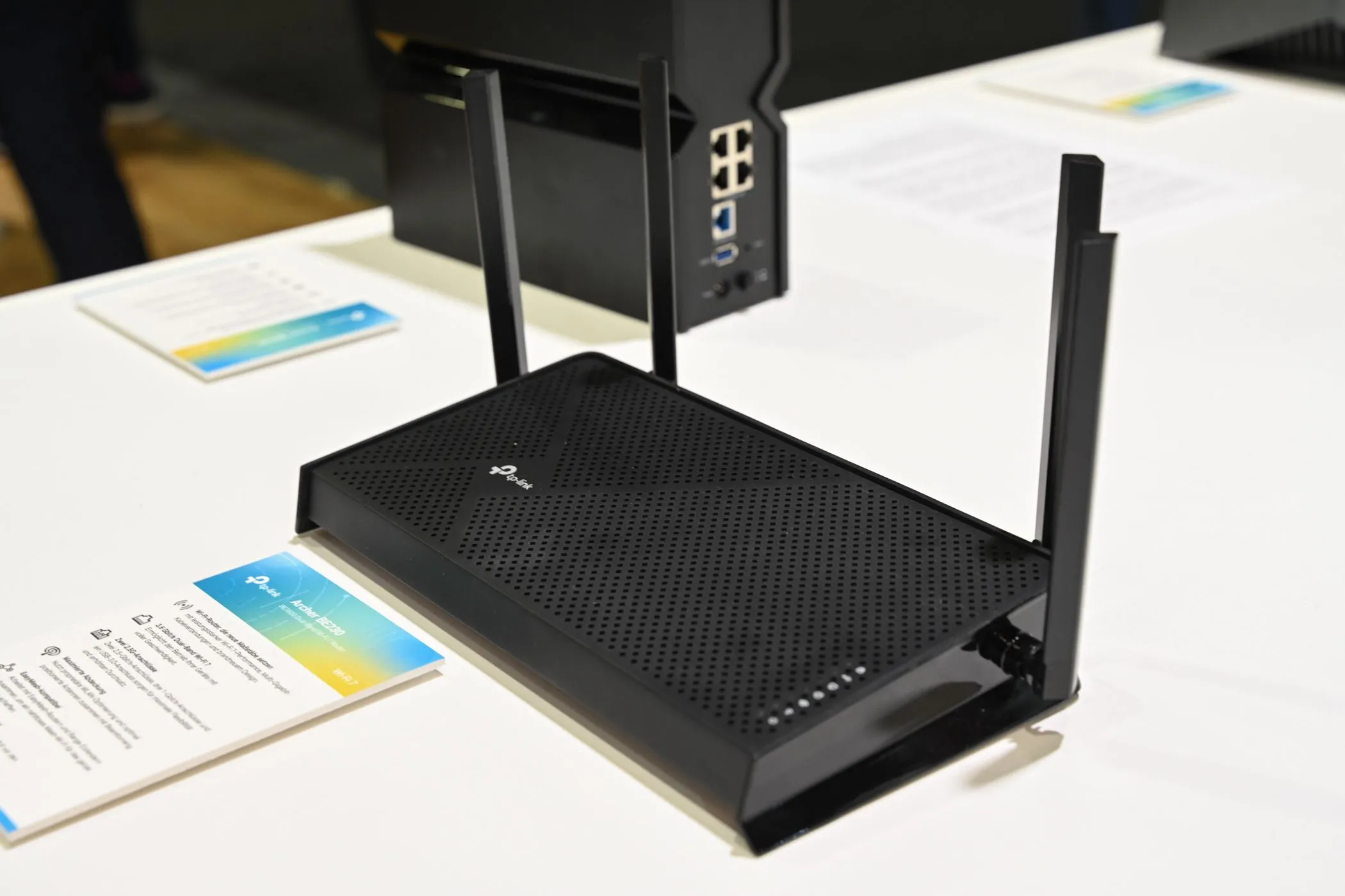 Router Wi-Fi với bốn ăng-ten được đặt trên bàn, cần điều chỉnh ăng-ten đúng cách để tăng cường tín hiệu