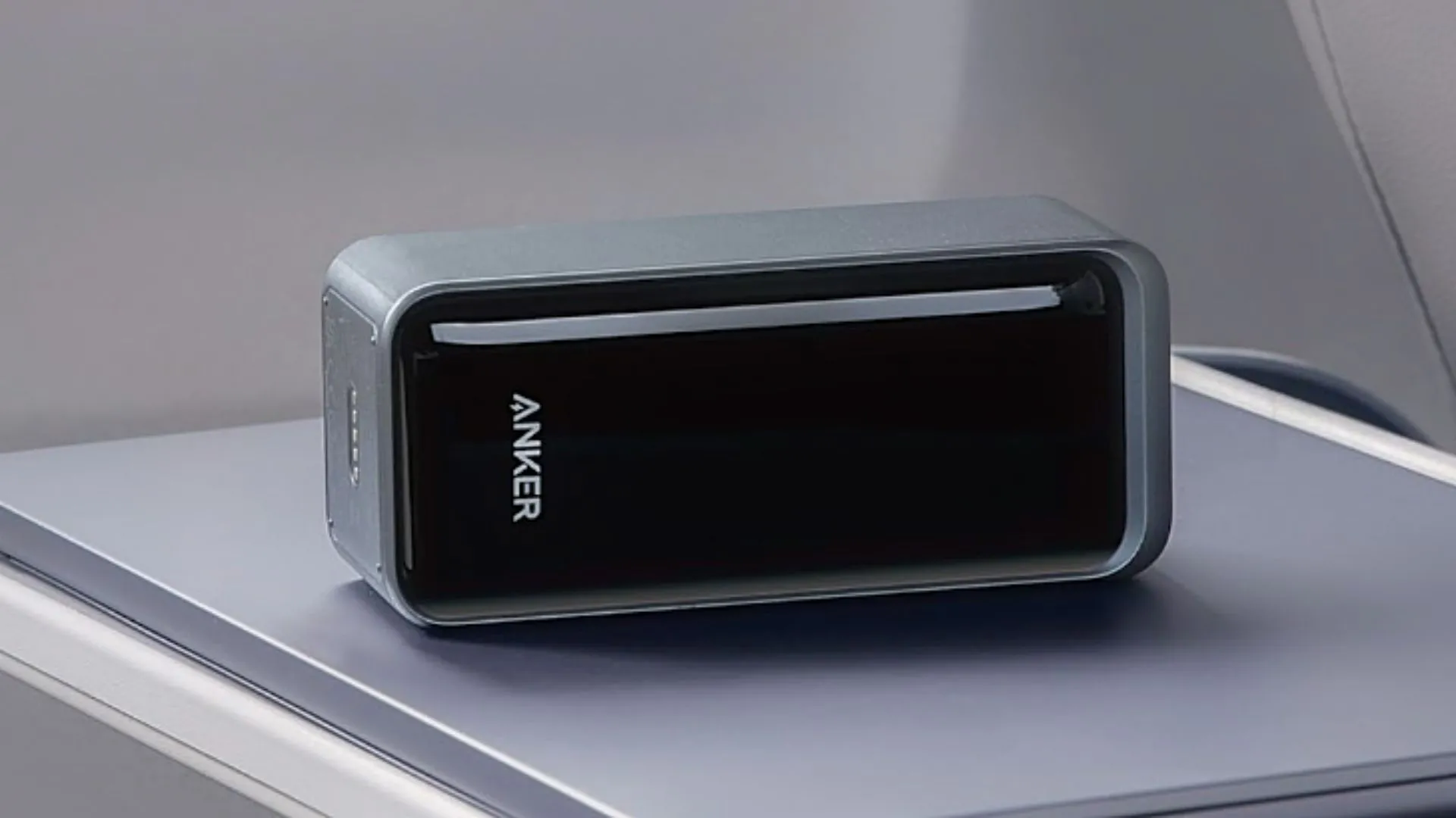 Sạc dự phòng Anker Prime 20,000mAh trên MacBook ở bàn ăn máy bay.