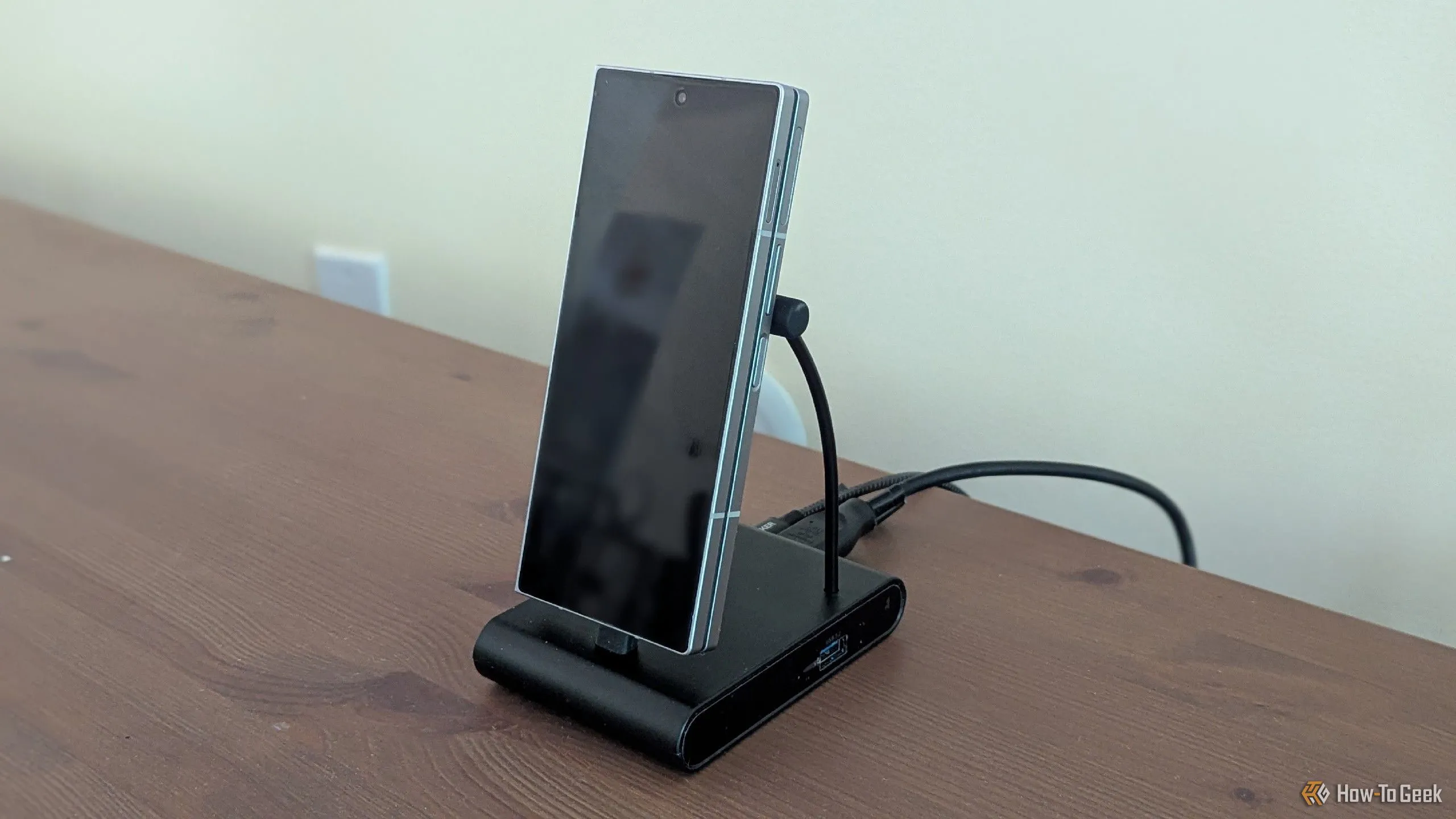 Samsung Galaxy Z Fold 6 đang đặt trên dock điện thoại chuyên dụng, minh họa phụ kiện cần thiết để biến điện thoại thành máy tính.