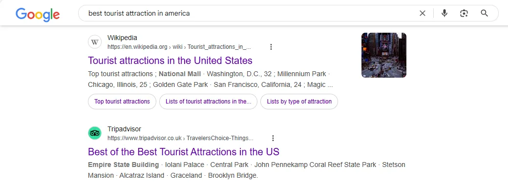 So sánh kết quả tìm kiếm Google khi bỏ từ &quot;the&quot; khỏi cụm từ &quot;best tourist attraction in america&quot;, làm thay đổi thứ hạng.
