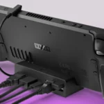 Steam Deck kết nối với dock và màn hình ngoài, minh họa khả năng mở rộng khi đi du lịch.