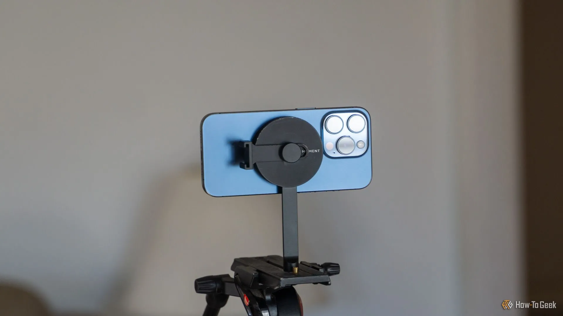 Sử dụng chân máy Moment MagSafe để giữ ổn định iPhone 15 Pro khi quay video dual-view, đảm bảo khung hình và chất lượng hình ảnh tốt hơn.