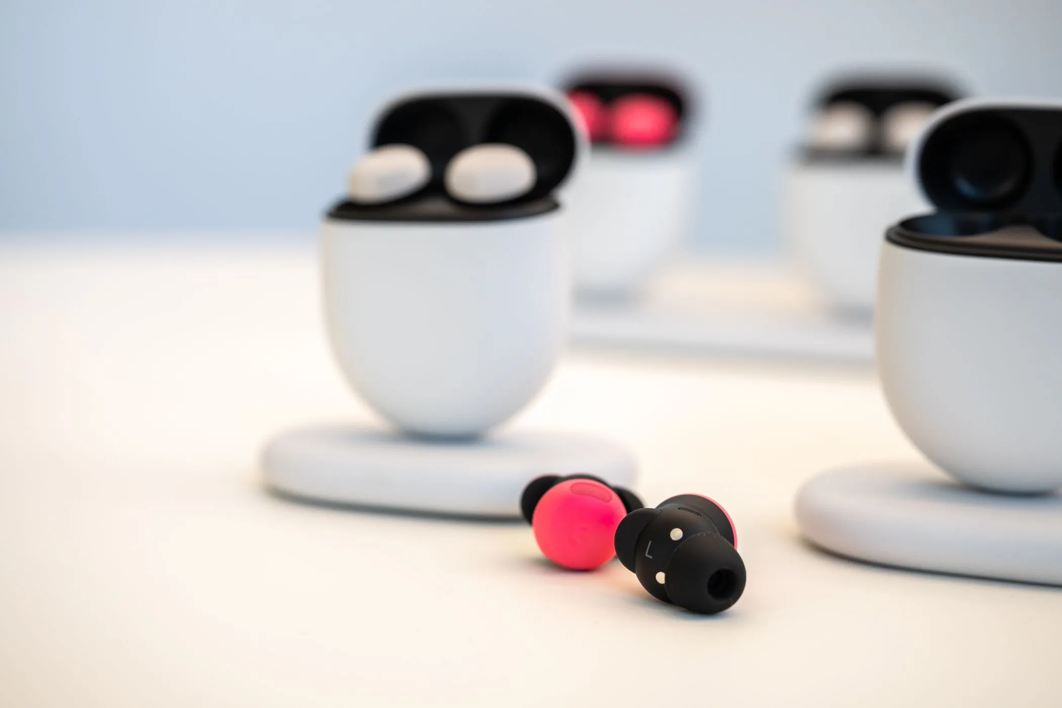 Tai nghe Google Pixel Buds Pro 2 màu hồng Peony và hộp sạc đặt trên bàn