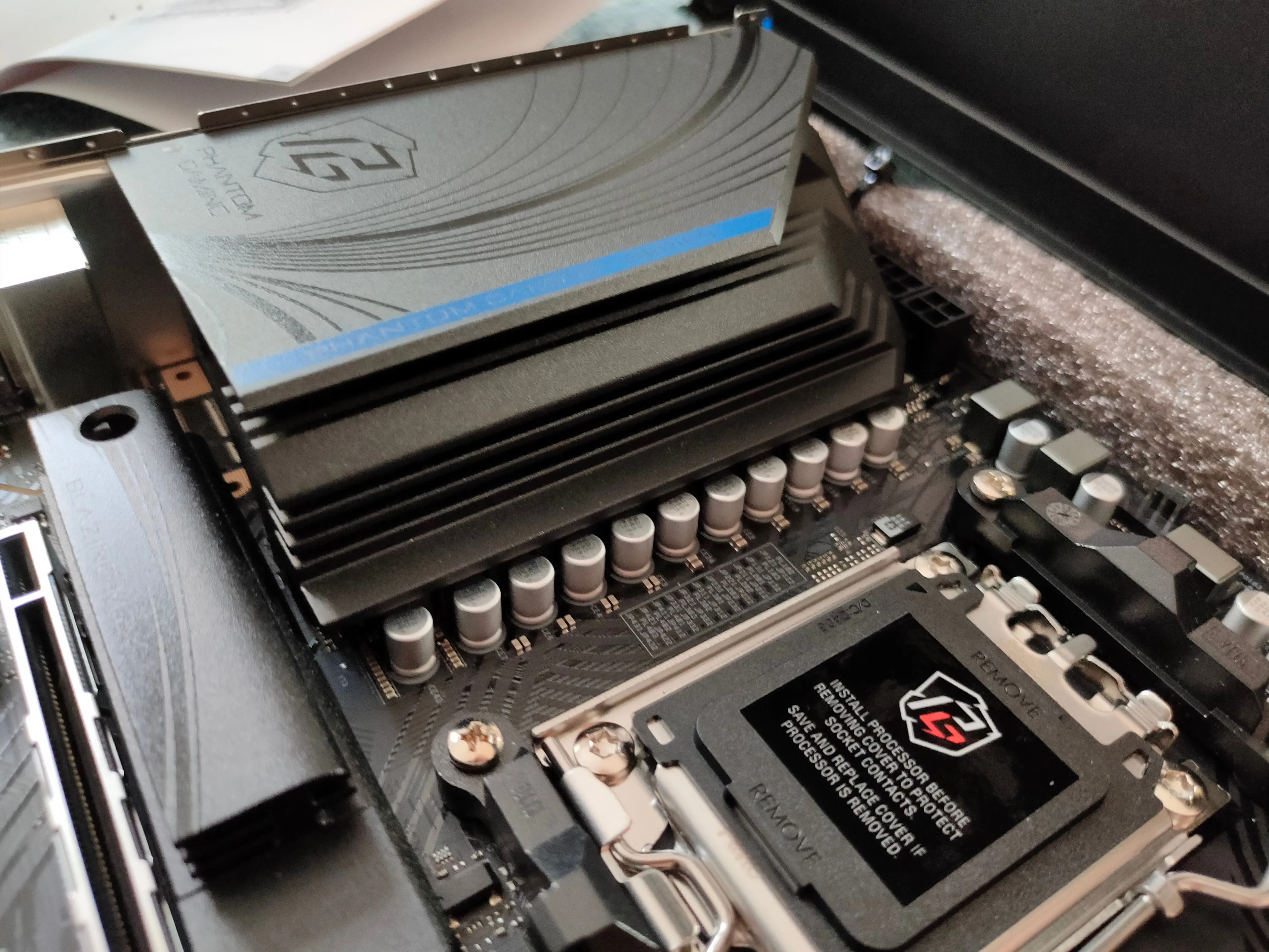 Tản nhiệt heatsink che phủ VRM trên bo mạch chủ ASRock B650M PG Riptide