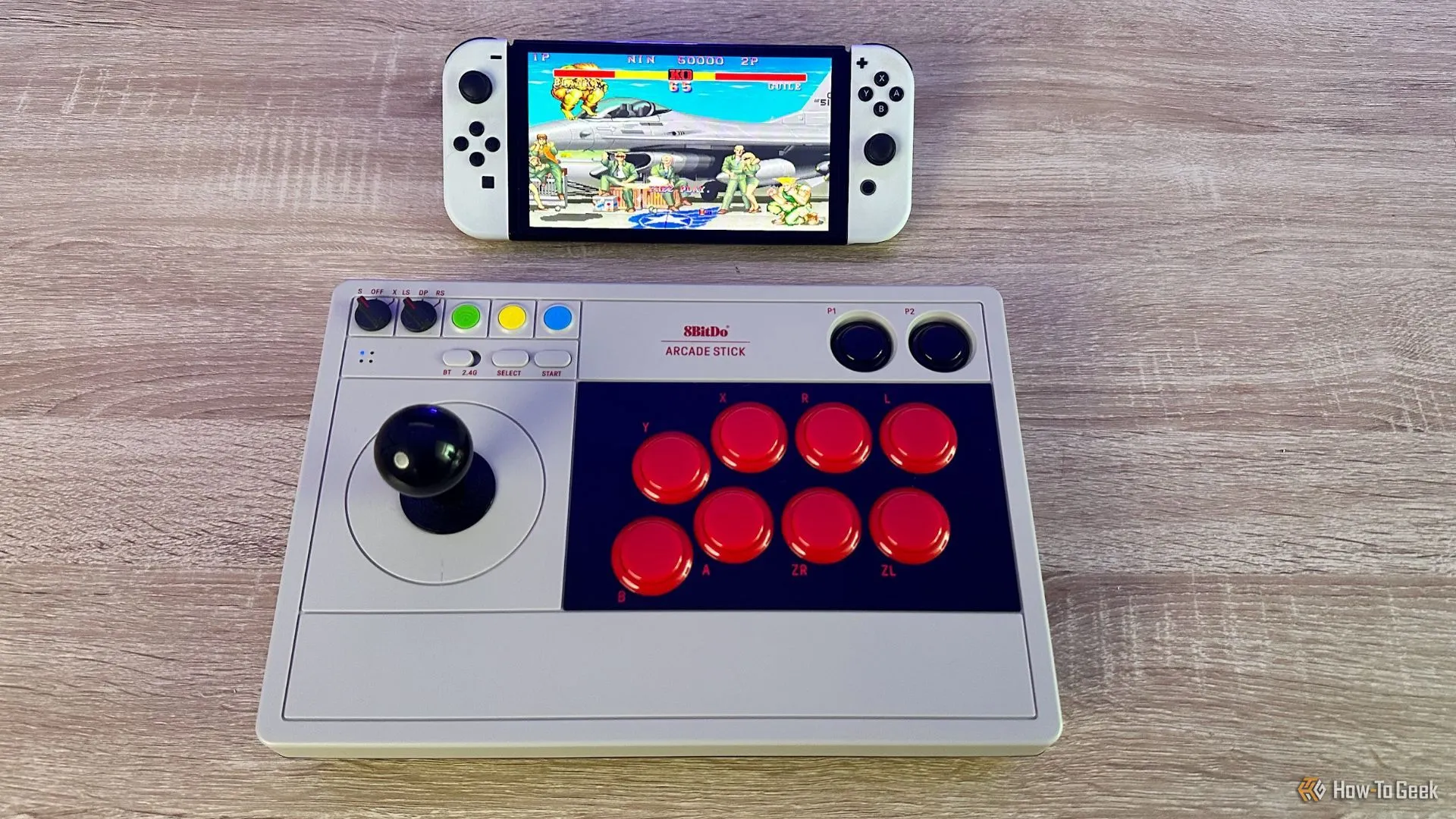 Tay cầm Arcade 8BitDo cho Switch đang chơi Street Fighter II trên Nintendo Switch OLED