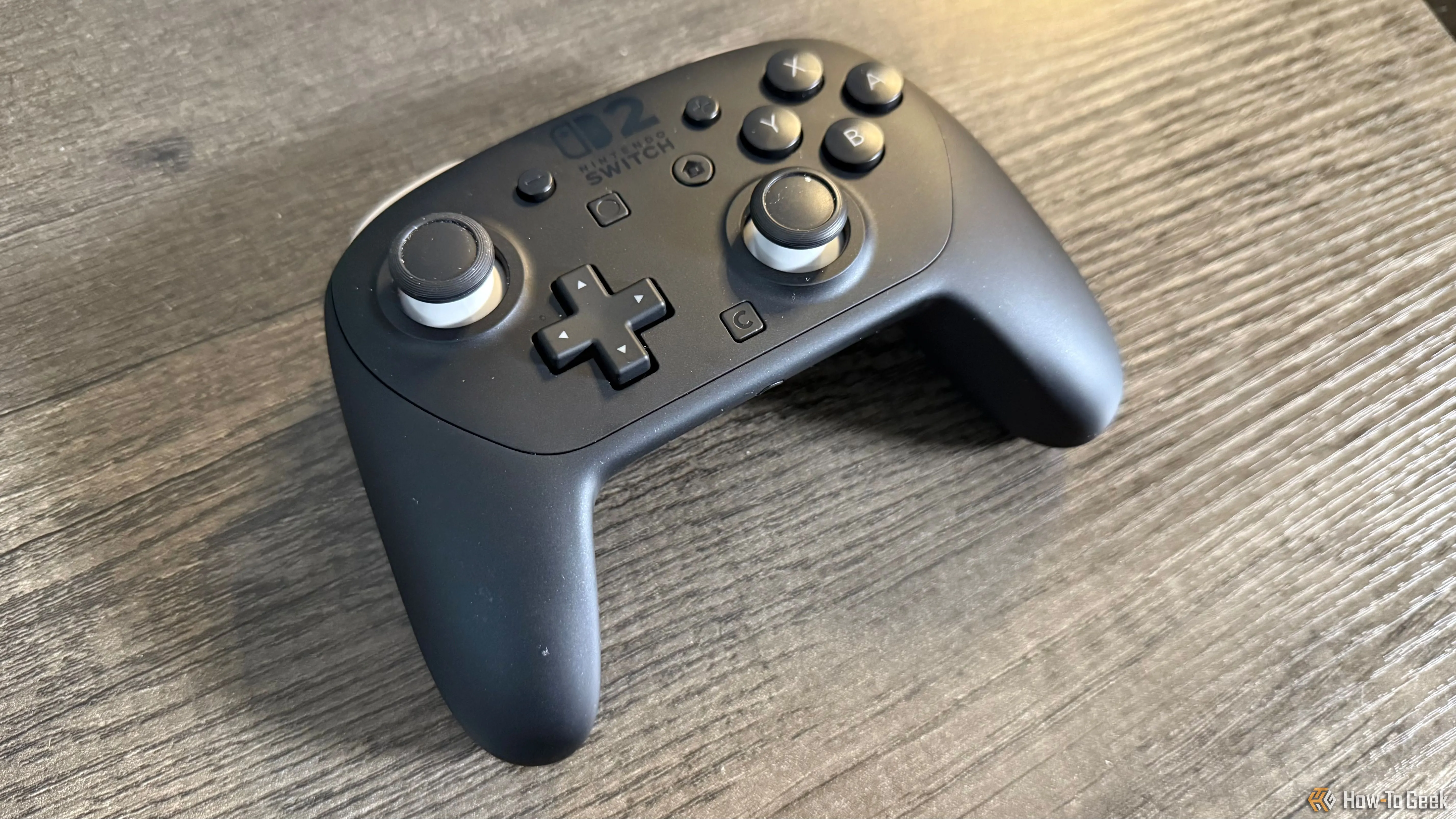 Tay cầm Nintendo Switch 2 Pro Controller đặt trên bàn, nhìn từ trên xuống