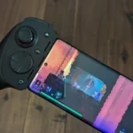 Tay cầm Razer Kishi Ultra kết nối điện thoại Moto Edge+ 2023 đang chơi game Dead Cells trên di động, thể hiện sự linh hoạt của game mobile.
