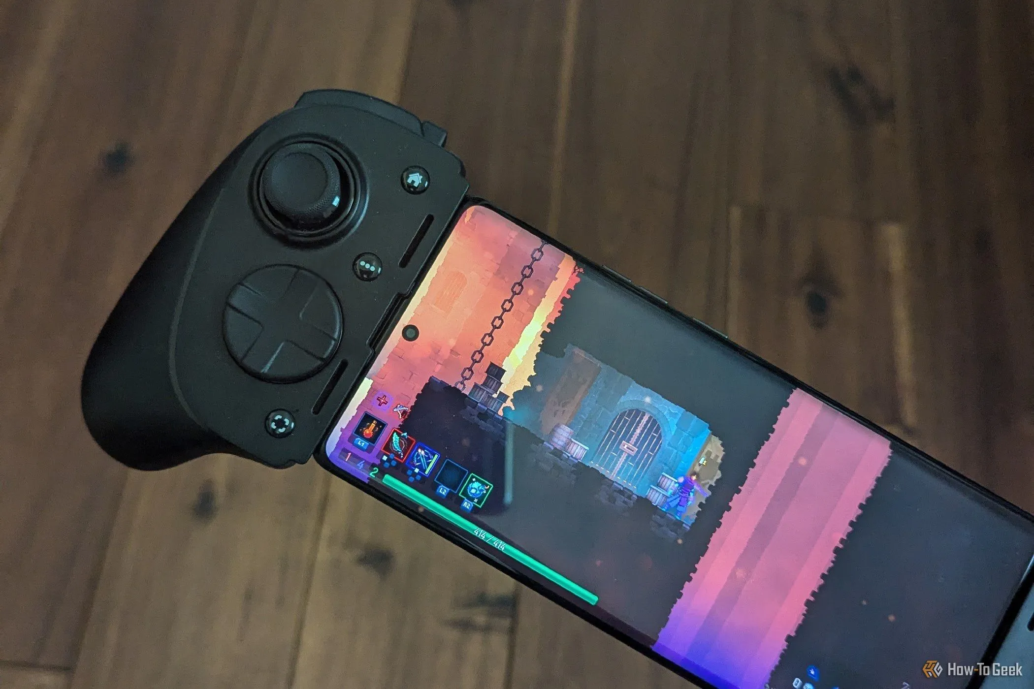 Tay cầm Razer Kishi Ultra kết nối điện thoại Moto Edge+ 2023 đang chơi game Dead Cells trên di động, thể hiện sự linh hoạt của game mobile.