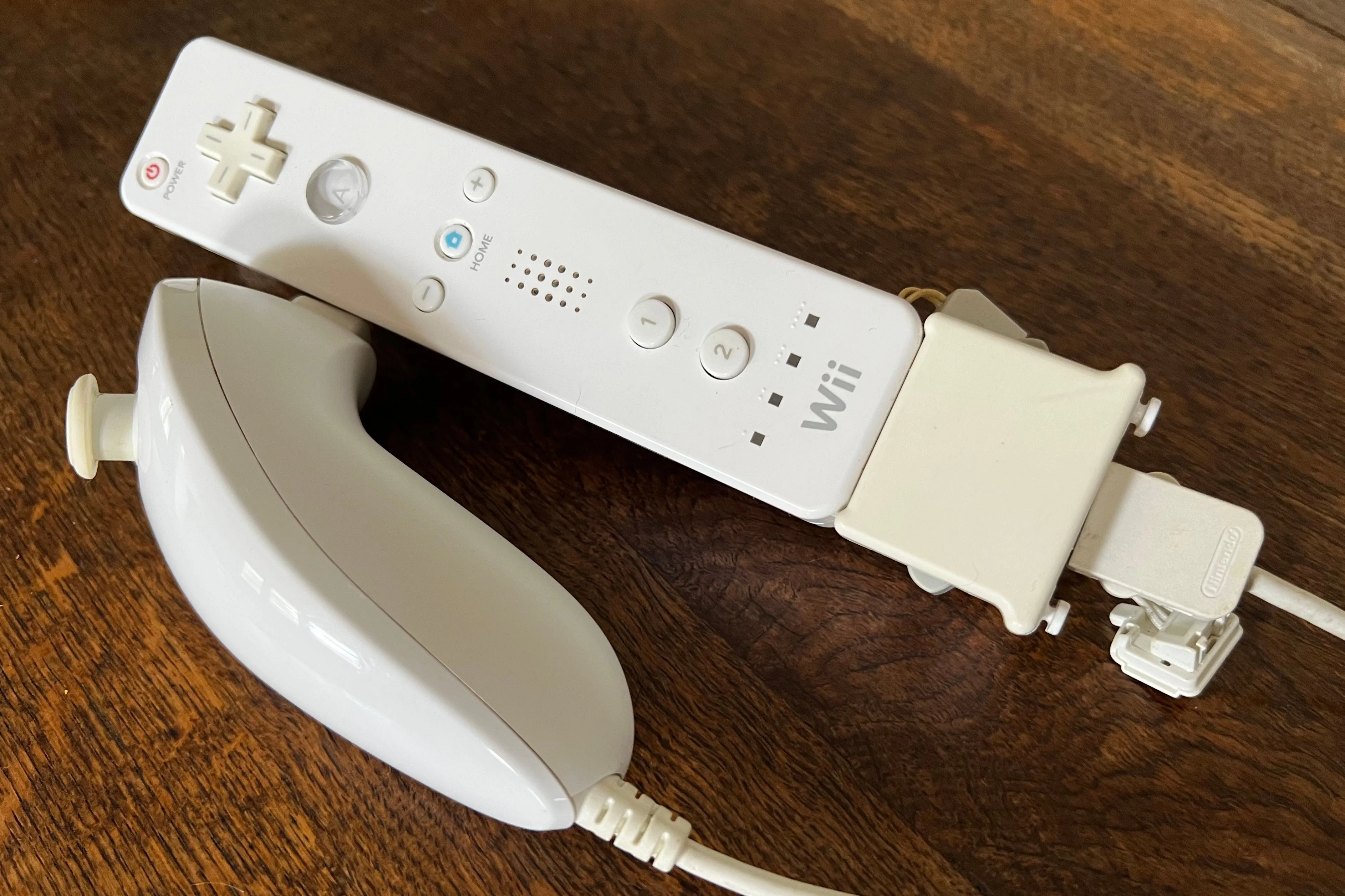 Tay cầm Wii Remote, Wii Motion Plus và Wii Nunchuk còn hoạt động, đã ngả màu theo thời gian
