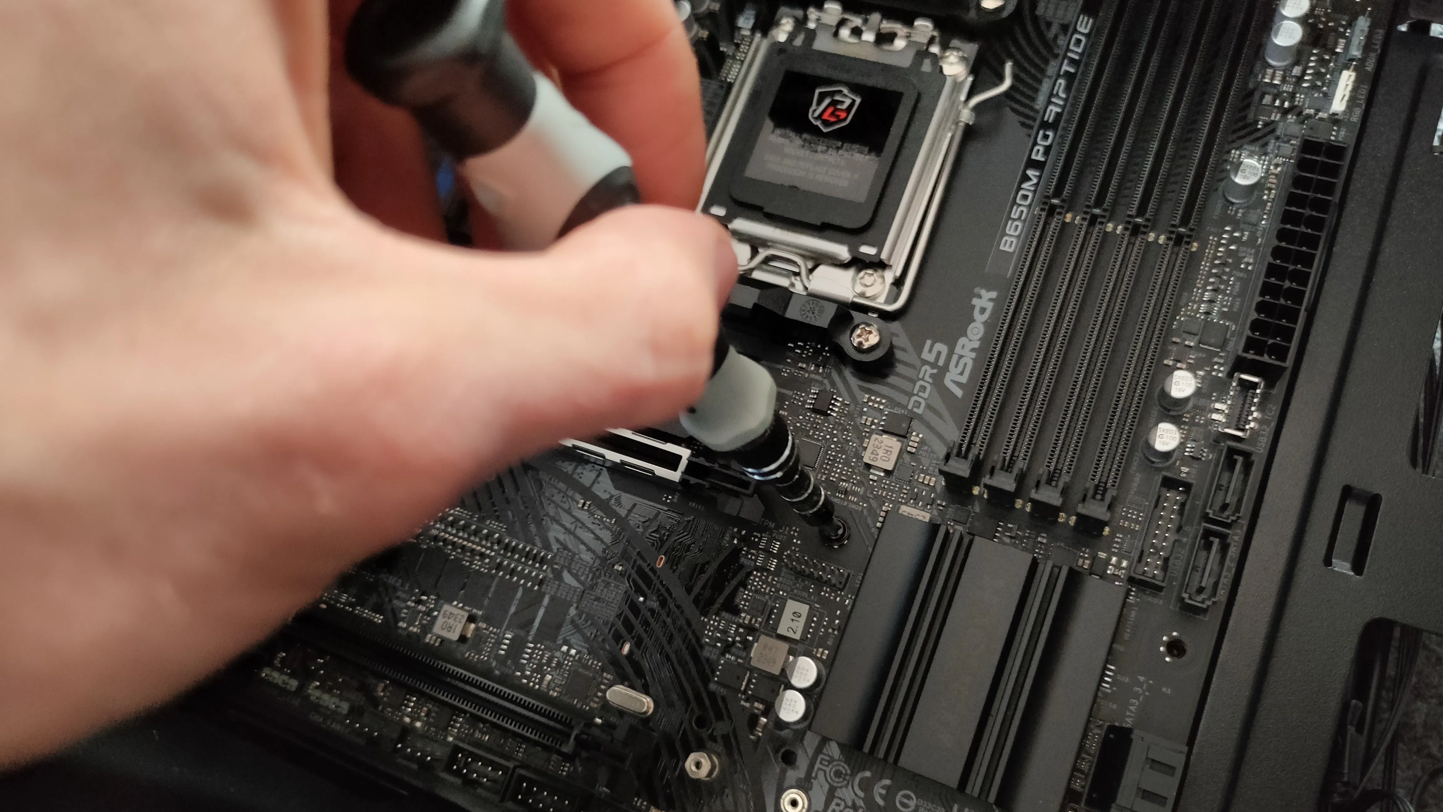 Tay người lắp bo mạch chủ vào vỏ case máy tính PC