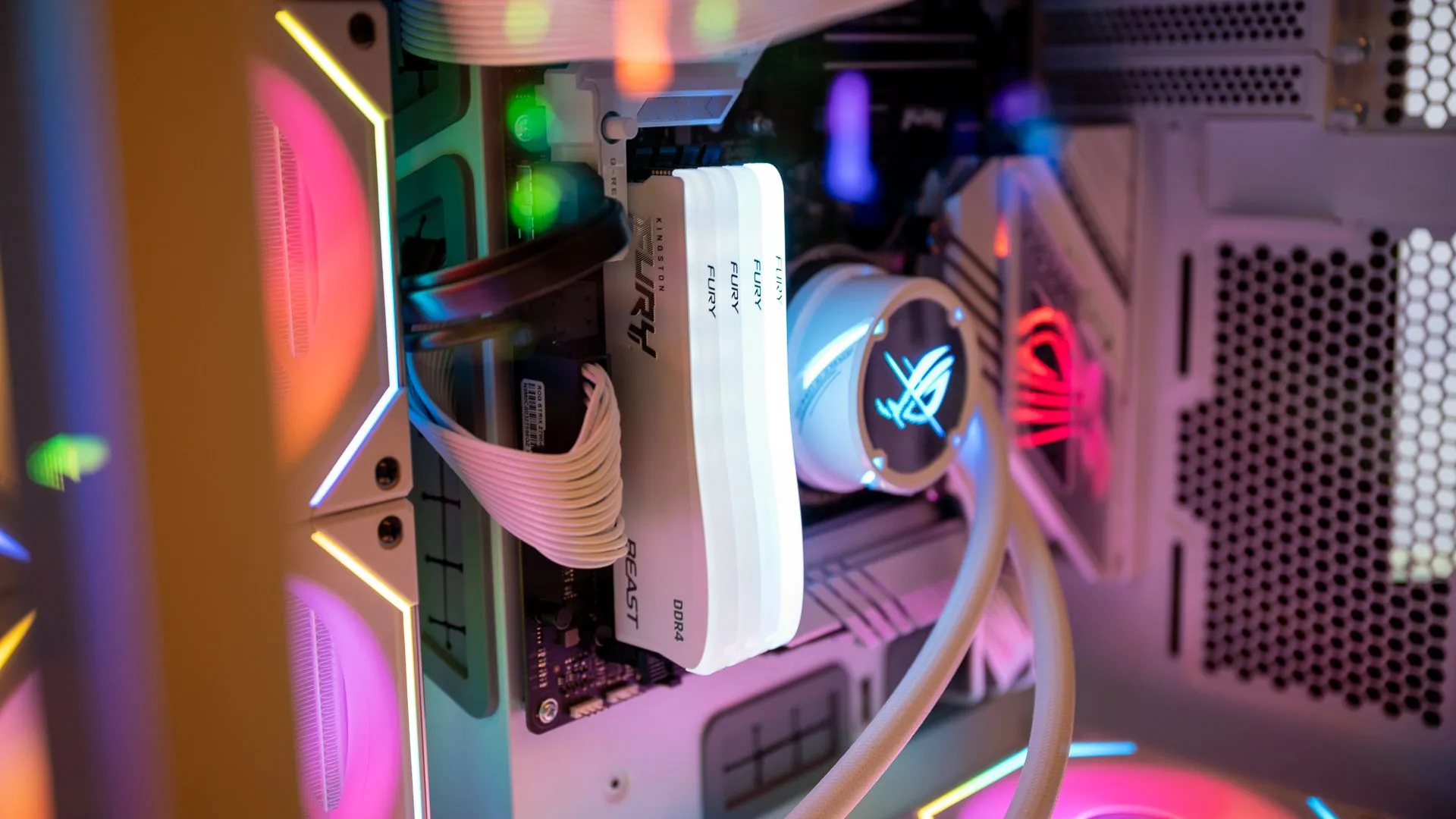 Thanh RAM Kingston FURY Beast DDR4 RGB Special Edition được lắp đặt trong một bộ PC gaming, thể hiện sự tinh chỉnh và nâng cấp phần cứng.