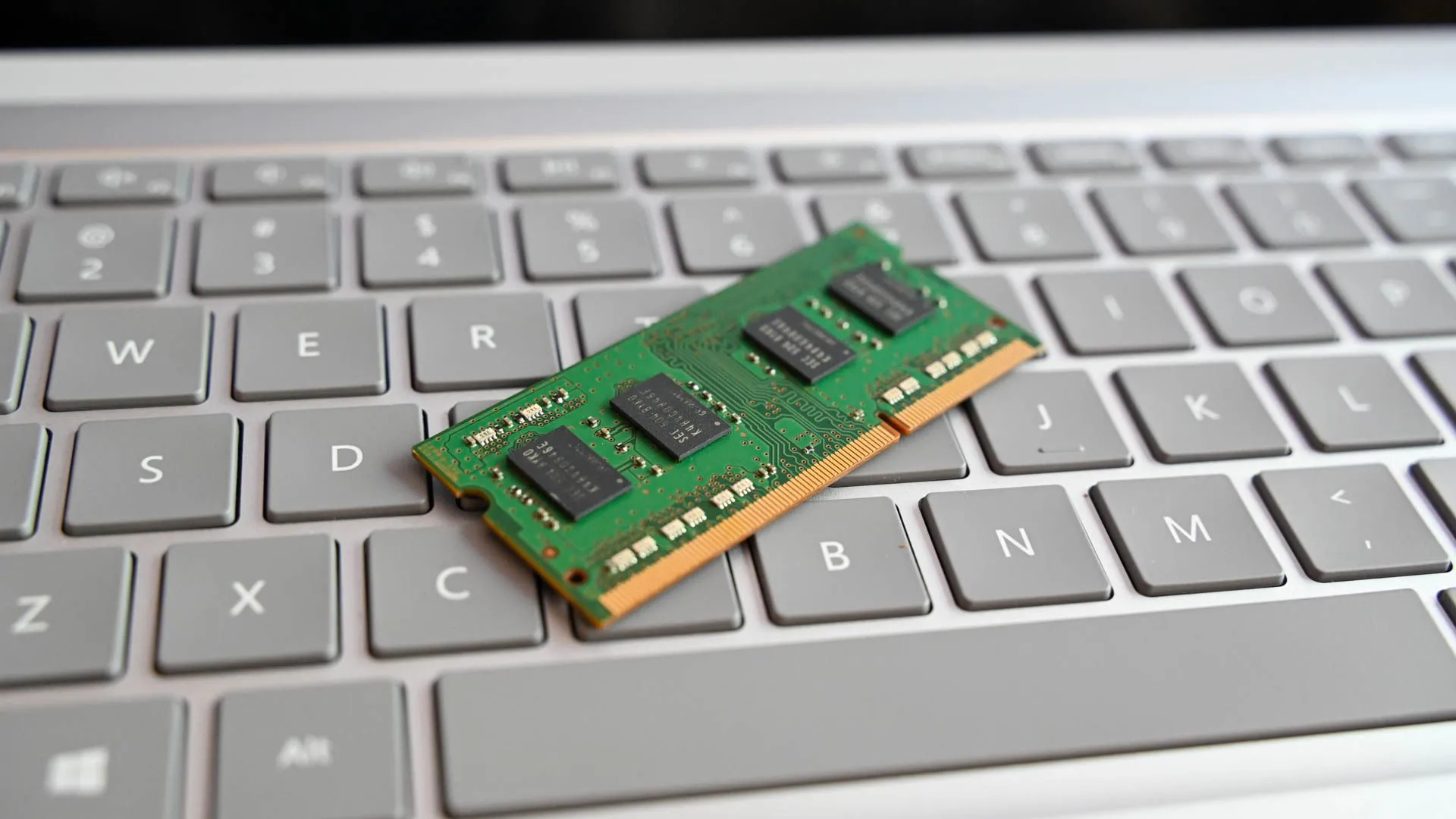 Thanh RAM máy tính đặt trên bàn phím laptop tượng trưng cho sự nâng cấp RAM