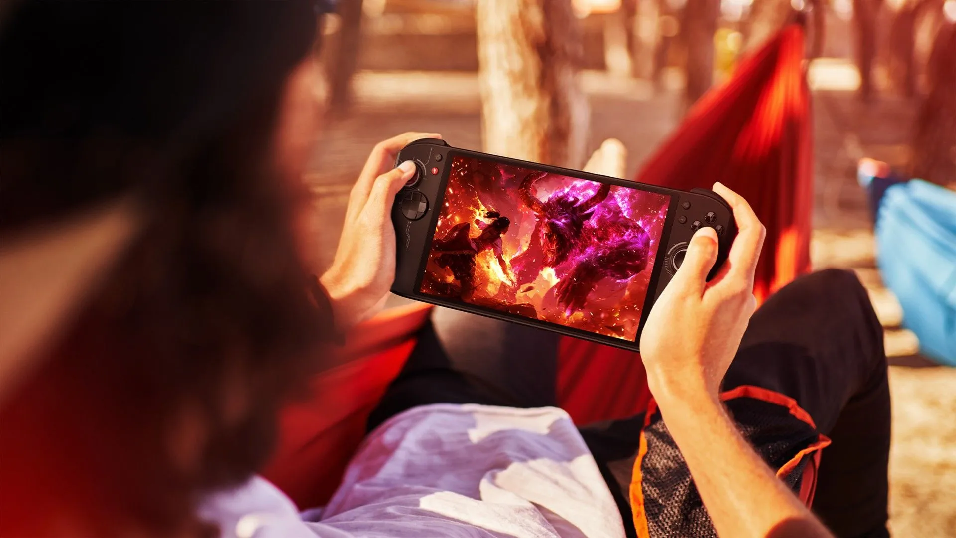 Thiết bị chơi game cầm tay Acer Nitro Blaze 8 được cầm trên tay, cho thấy màn hình lớn và thiết kế công thái học