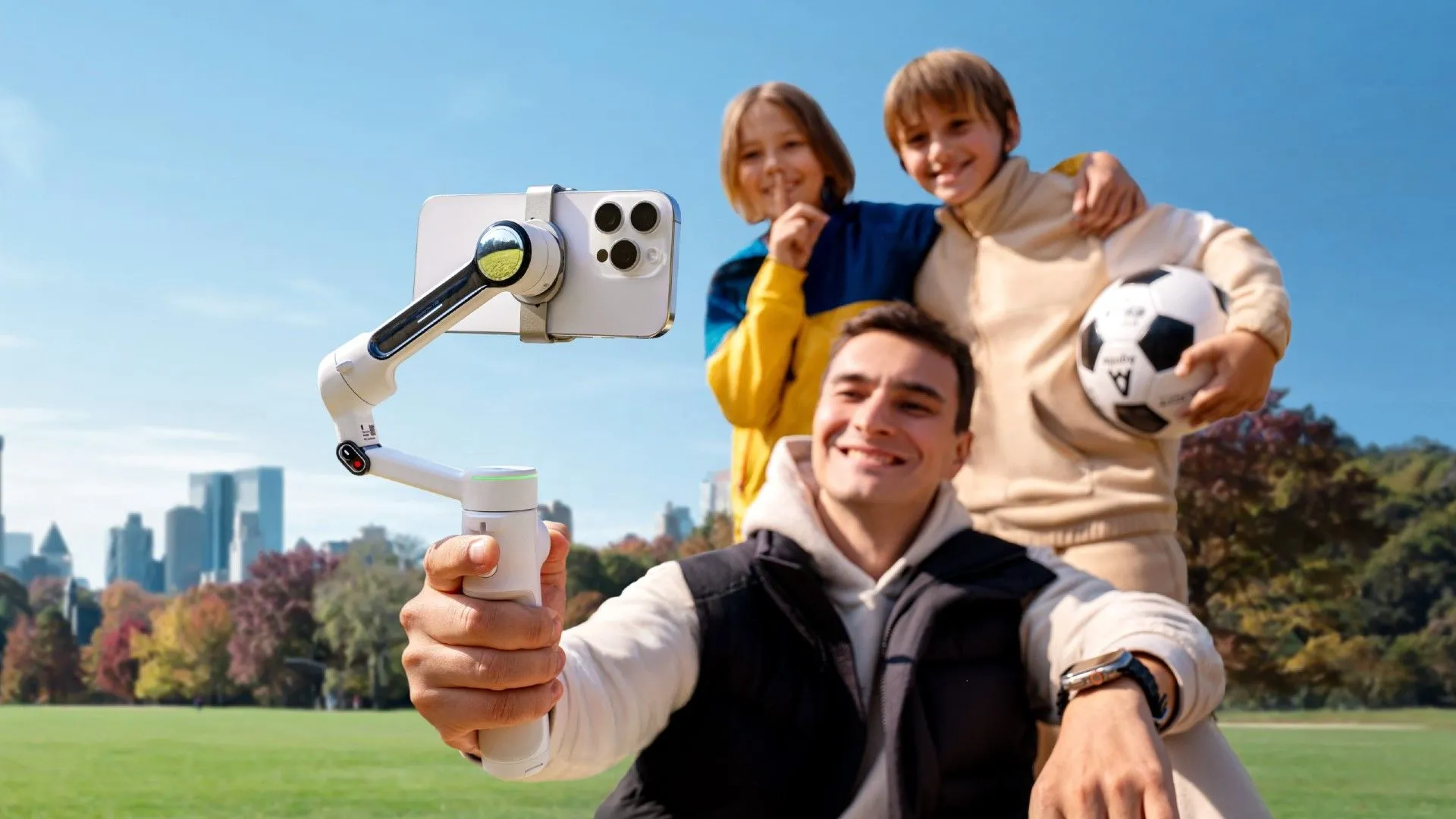 Thiết bị chống rung Insta360 Flow 2 Pro quay phim người đi bộ đường dài, thể hiện tính năng theo dõi chủ thể thông minh Deep Track 4.0