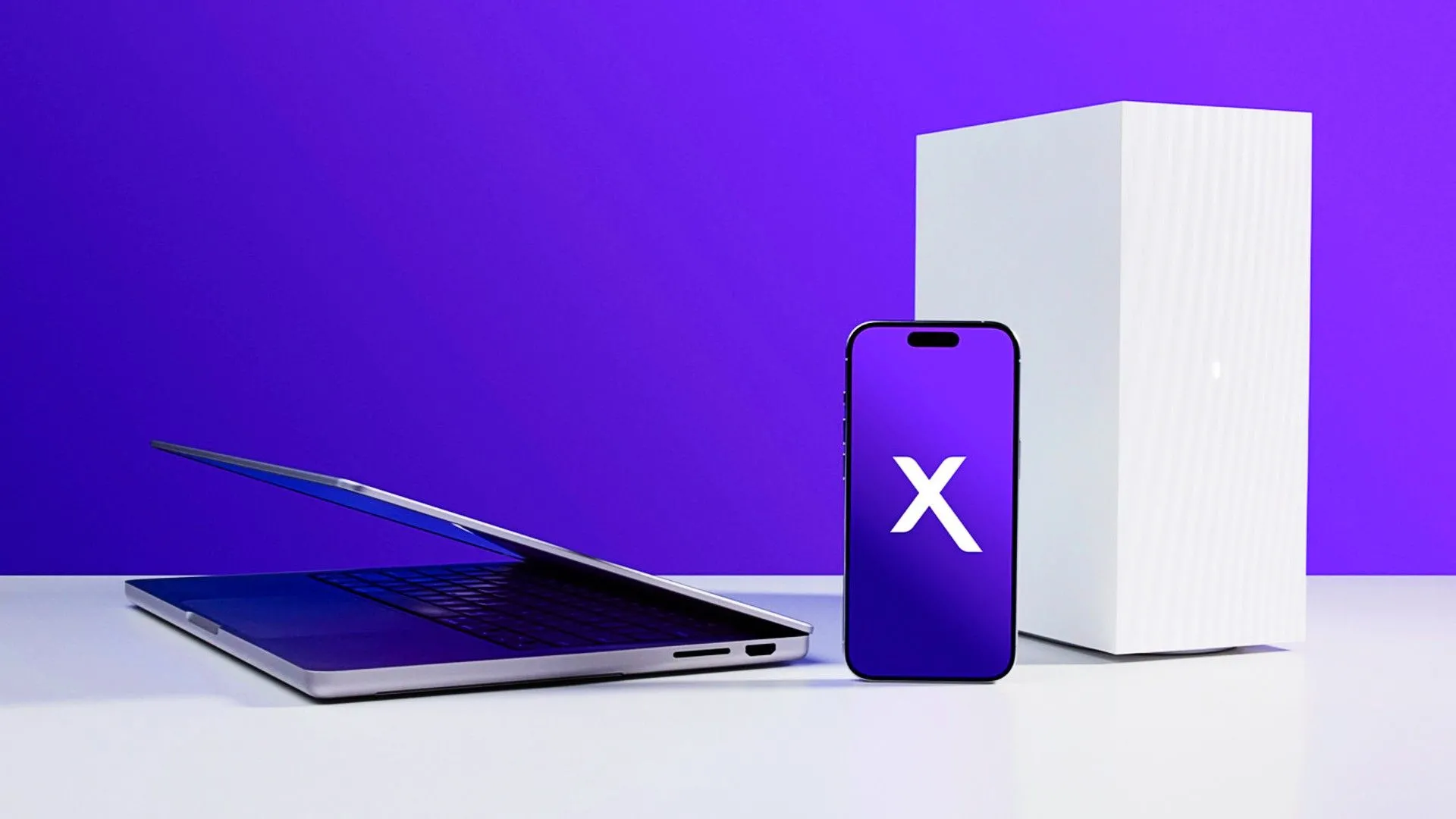 Thiết bị công nghệ laptop, điện thoại và bộ định tuyến biểu trưng cho dịch vụ internet Xfinity