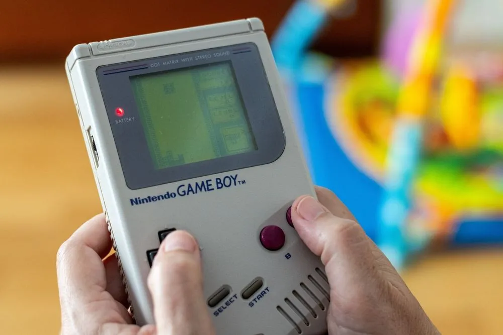 Thiết bị Game Boy (1989) đang chơi game Tetris.