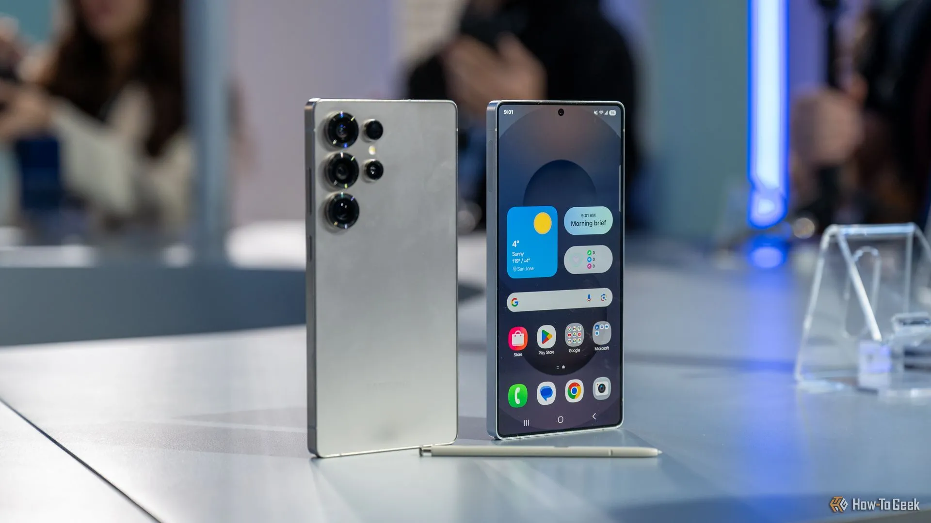 Thiết kế Galaxy S25 Ultra với mặt trước và sau, cùng bút S Pen đặt trên bàn