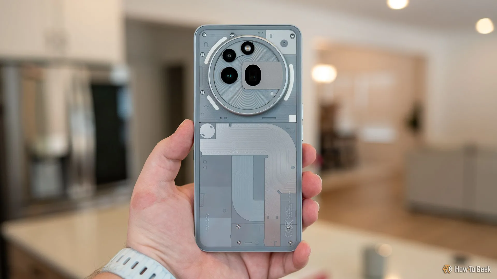 Thiết kế tổng thể Nothing Phone (3a) Pro với màn hình tràn cạnh và viền mỏng ấn tượng.