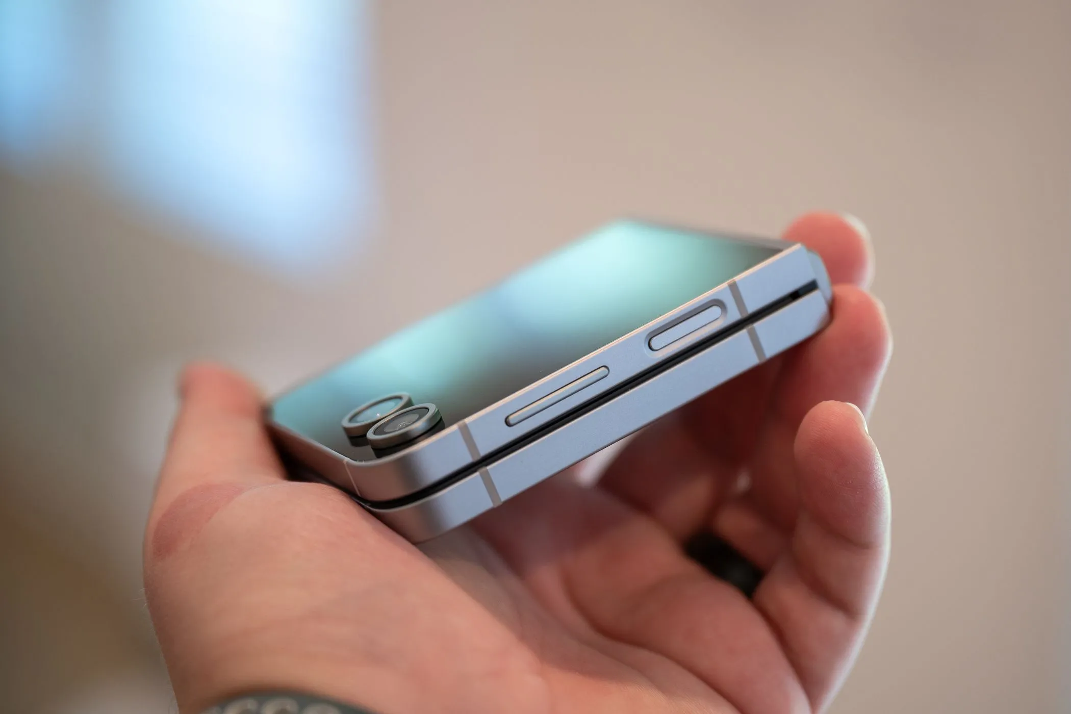 Thiết kế tổng thể Samsung Galaxy Z Flip 6 cùng các nút vật lý ở cạnh bên.