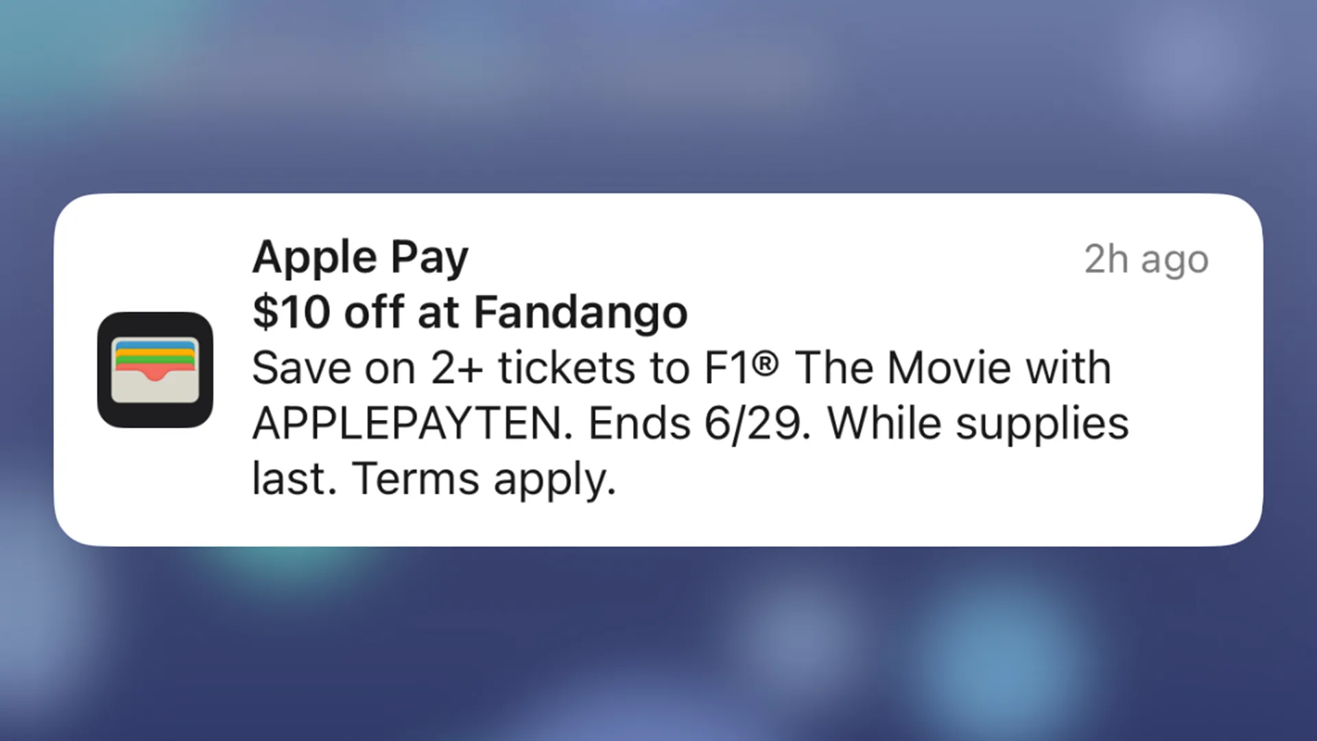 Thông báo quảng cáo phim F1 từ ứng dụng Apple Wallet trên iPhone